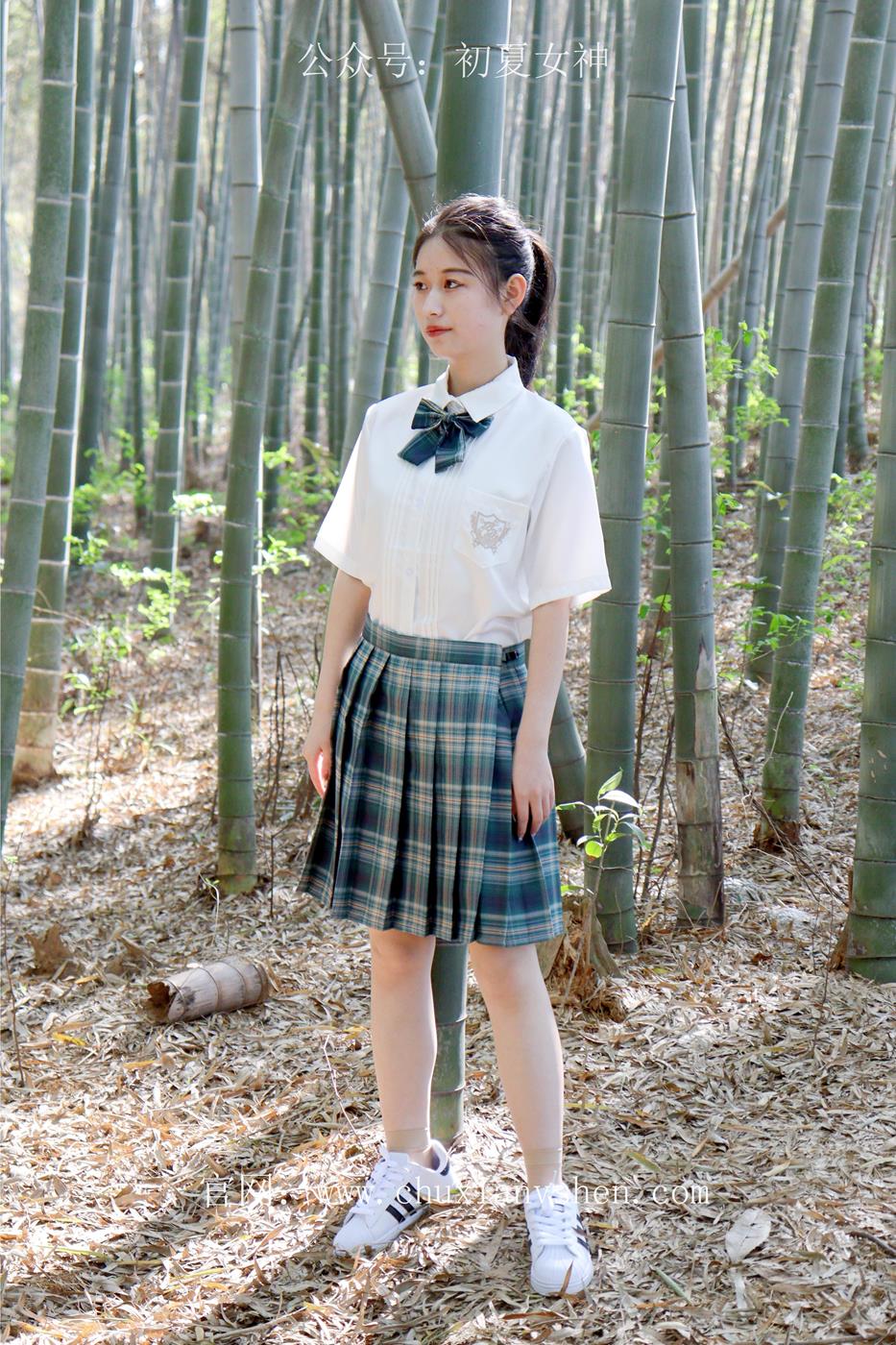 初夏女神 NO.019 念念 墨绿色JK搭配三叶草贝壳头鞋期[155P]第2张