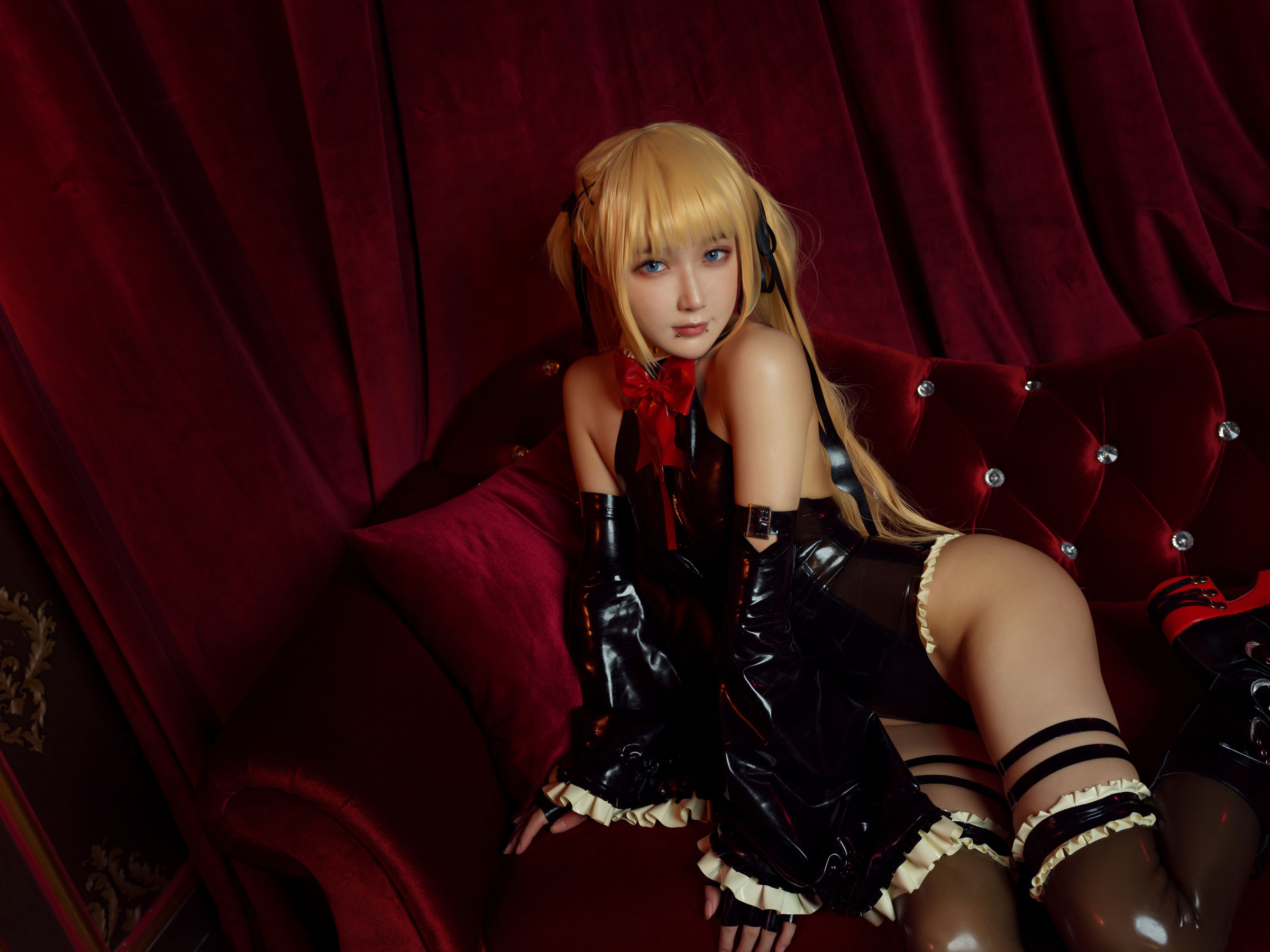 [网红COSER写真] 动漫博主阿包也是兔娘 - 阿包玛丽罗斯胶衣第13张