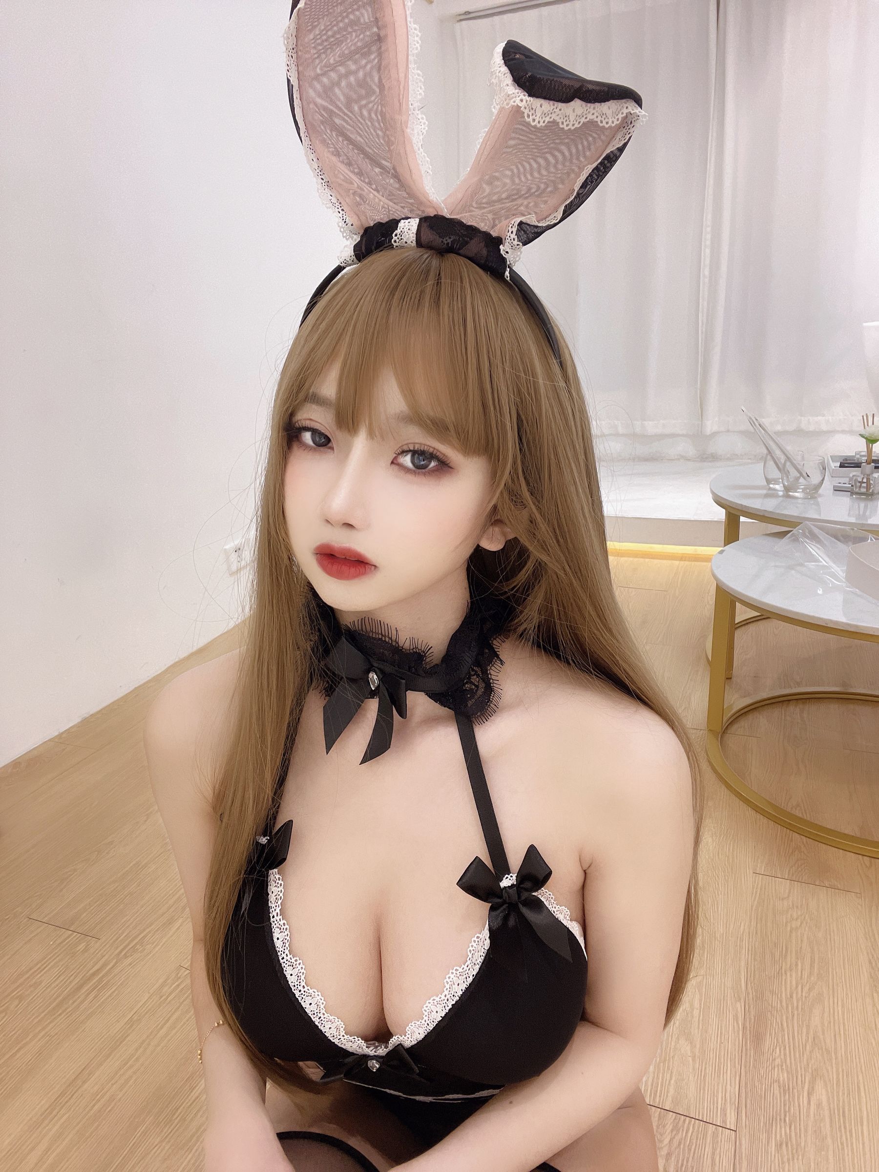 [网红COSER写真] 白嫩美少女鬼畜瑶 - 蕾丝兔女郎第1张