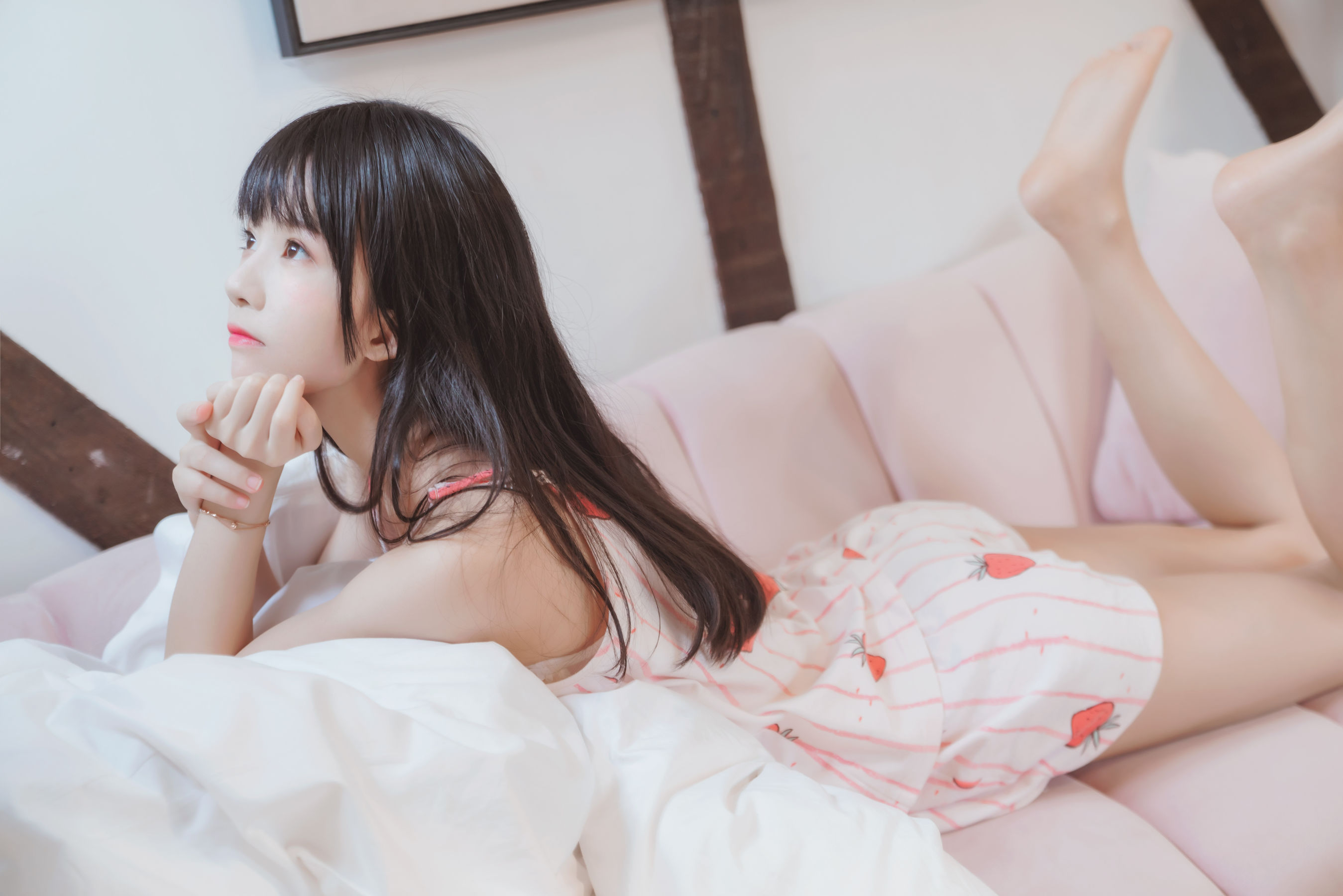 [COS福利] 桜桃喵 - 甜甜之唇边小草莓第3张