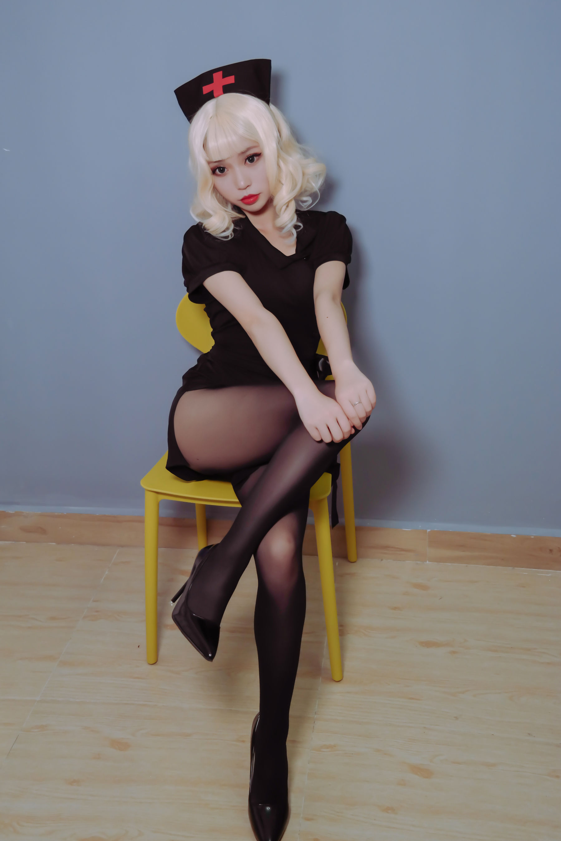 [COS福利] 萌妹白易子教主 - 黑化护士第4张