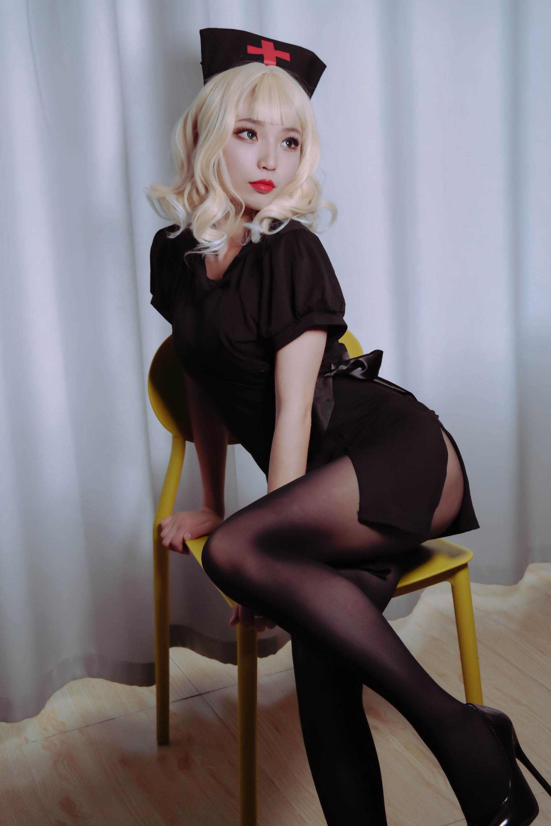 [COS福利] 萌妹白易子教主 - 黑化护士第1张