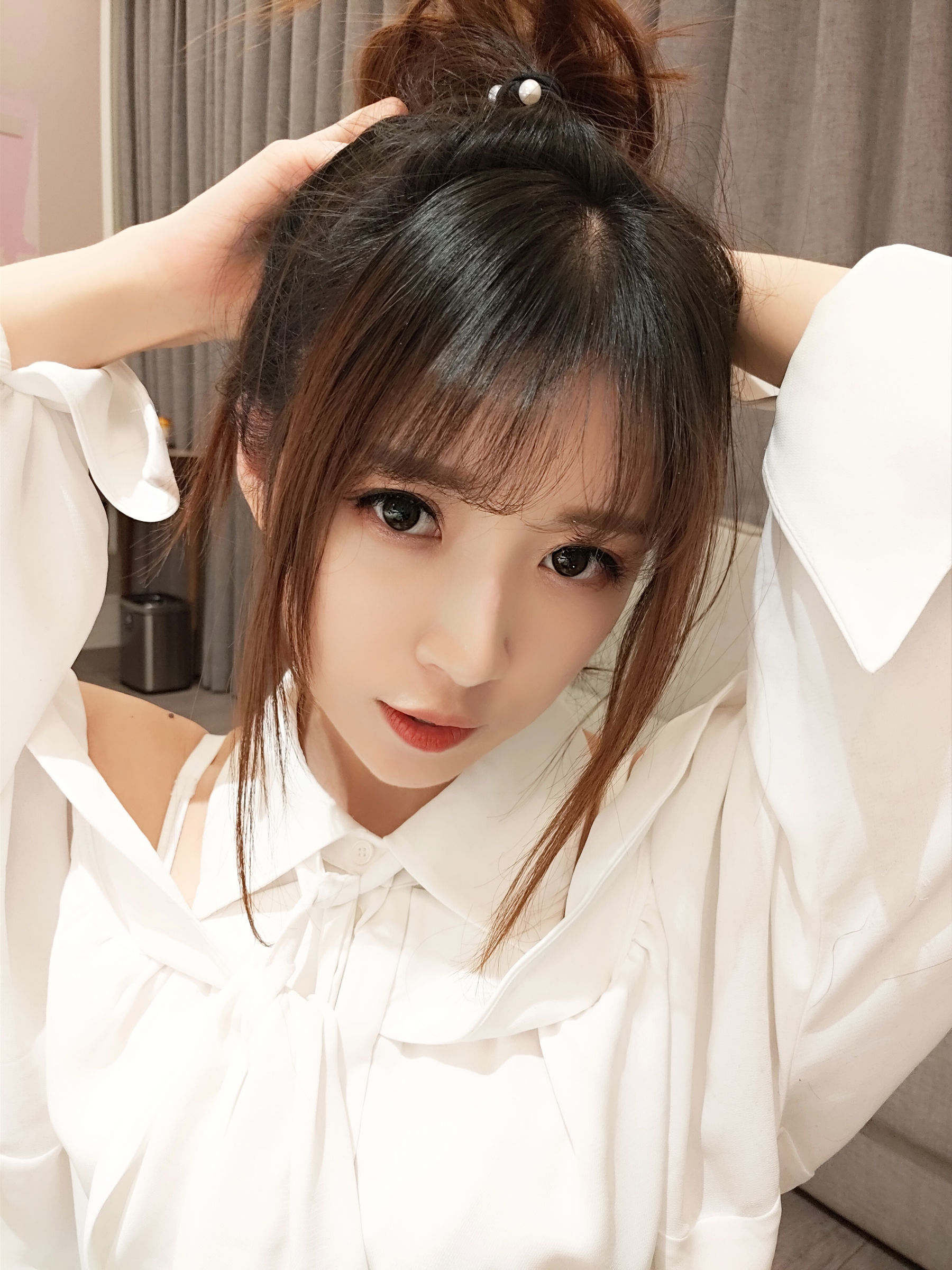 [COS福利] 斗鱼主播小女巫露娜 - 条纹提花白衬衣第14张