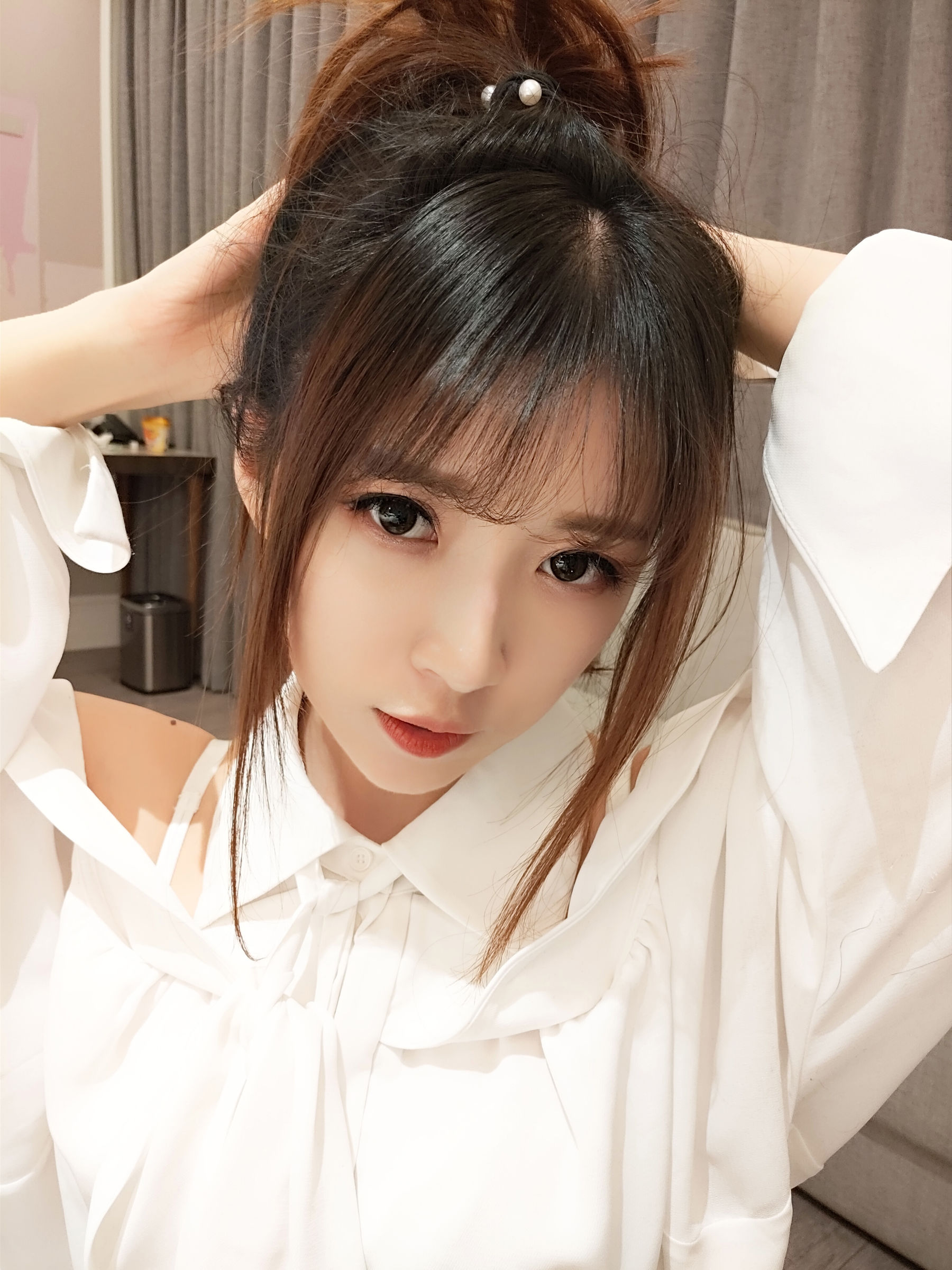 [COS福利] 斗鱼主播小女巫露娜 - 条纹提花白衬衣第14张