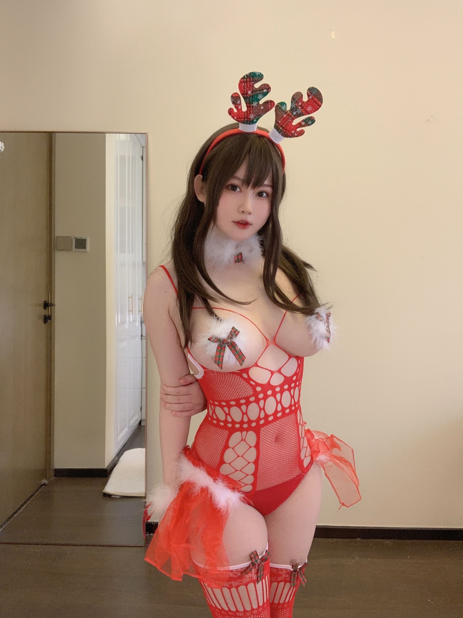 [网红COS] 蜜桃少女是依酱呀 - 2021圣诞特辑第14张