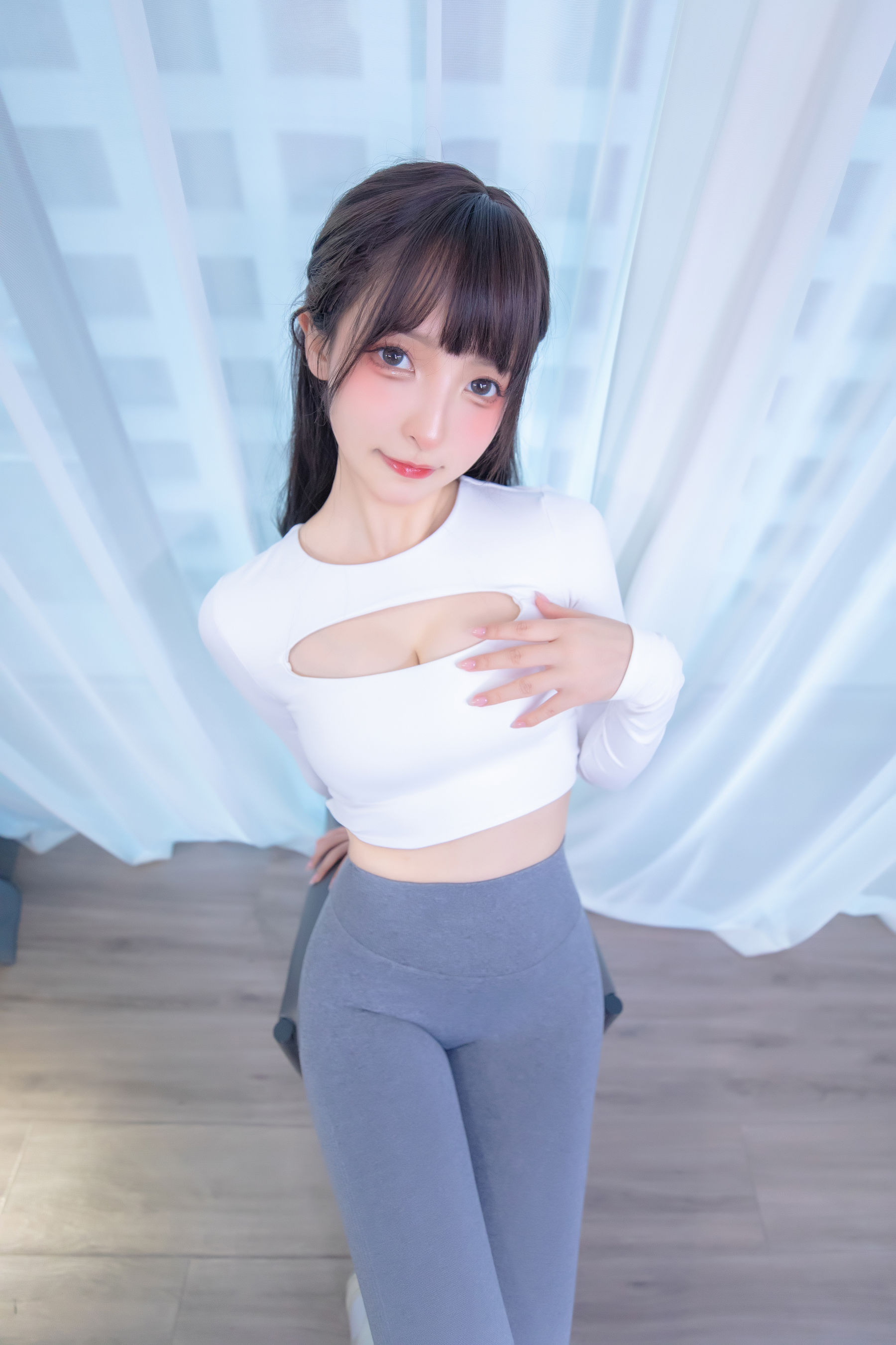 [网红COS] 萝莉神楽板真冬 瑜伽少女第14张