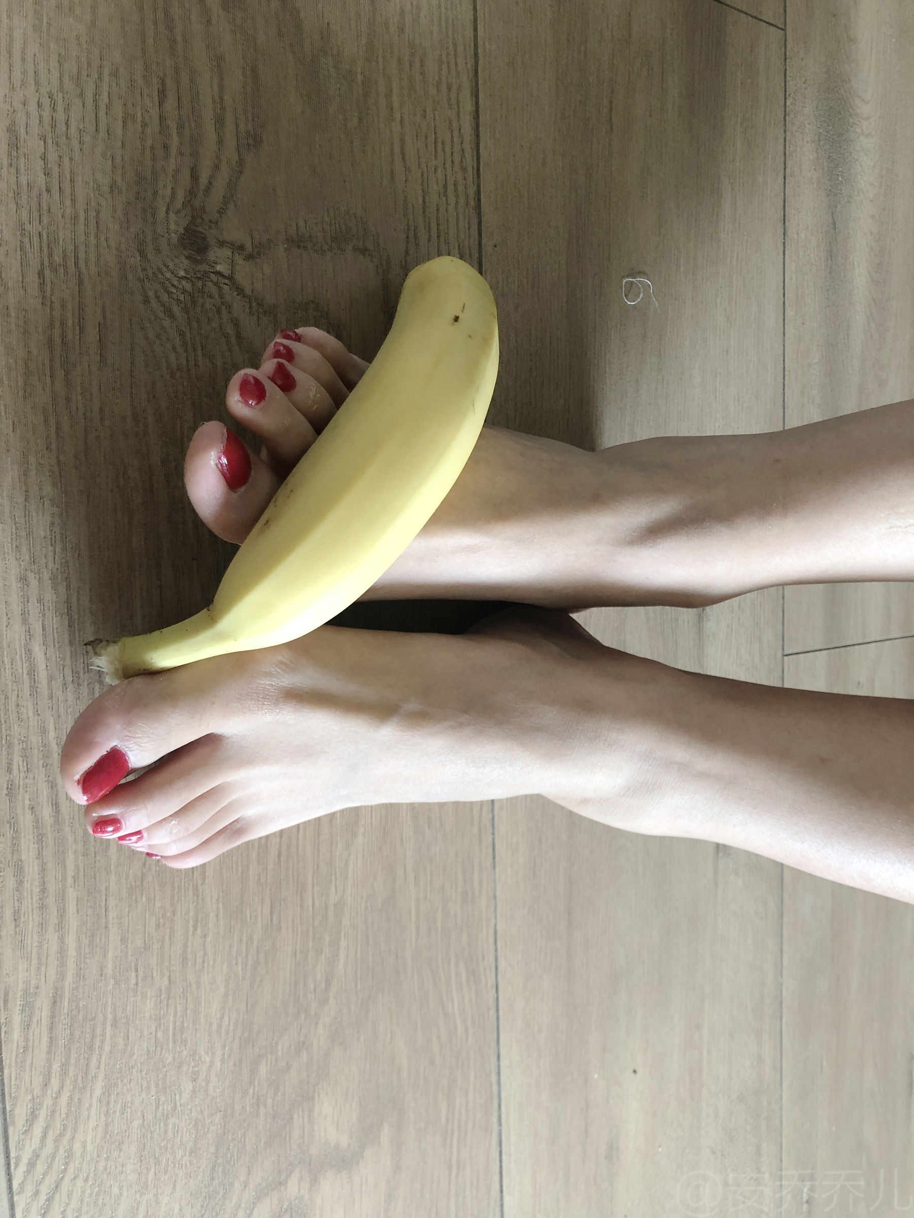 [福利COS] 安乔乔儿(Nia乔乔) No.009 踩香蕉第1张