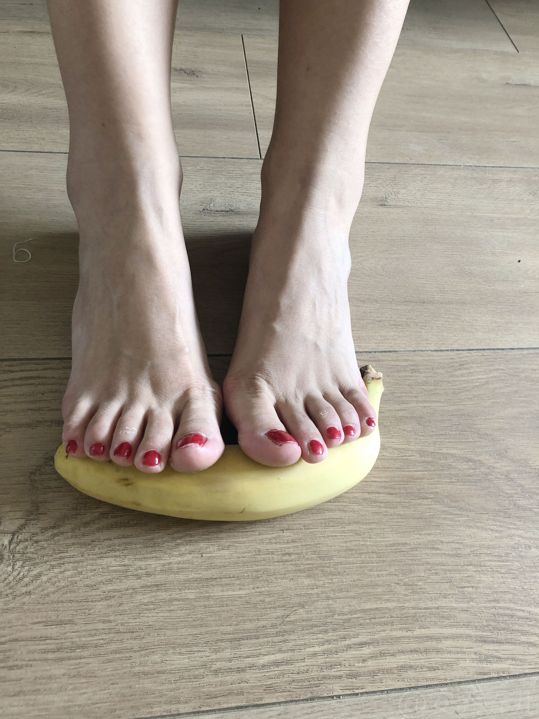 [福利COS] 安乔乔儿(Nia乔乔) No.009 踩香蕉第4张