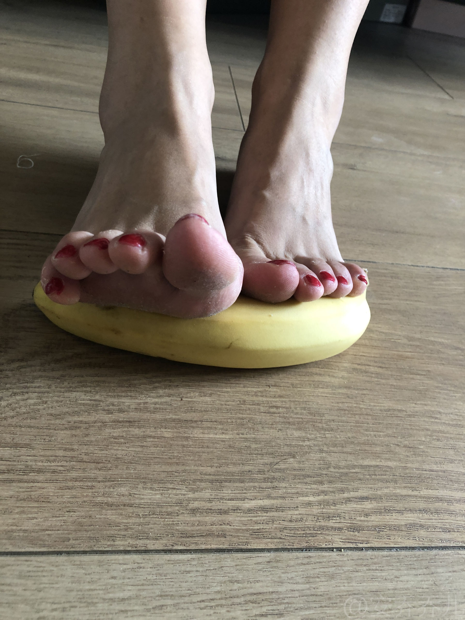 [福利COS] 安乔乔儿(Nia乔乔) No.009 踩香蕉第5张