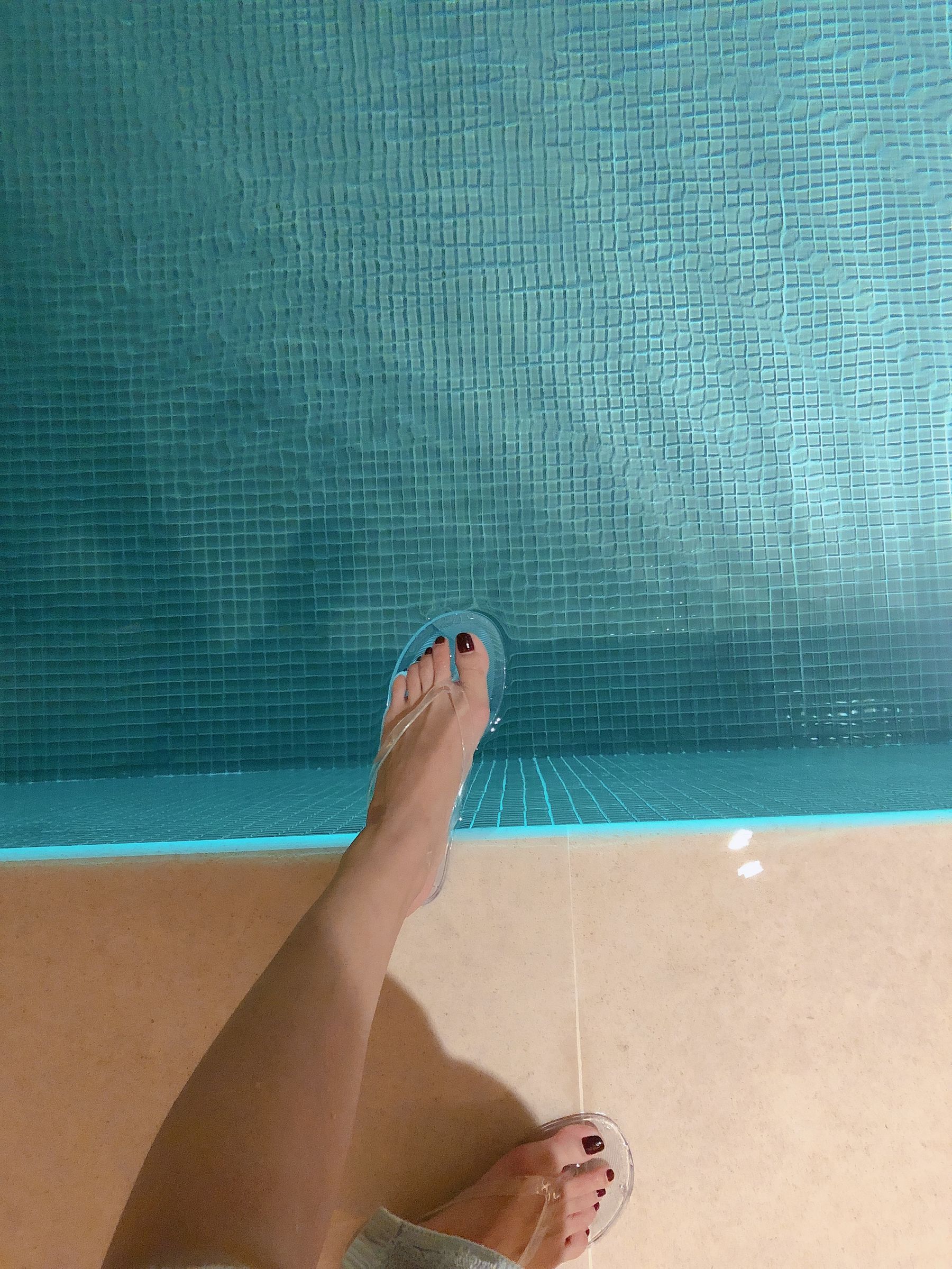 [福利COS] 安乔乔儿(Nia乔乔) No.012 泳池裸足第7张