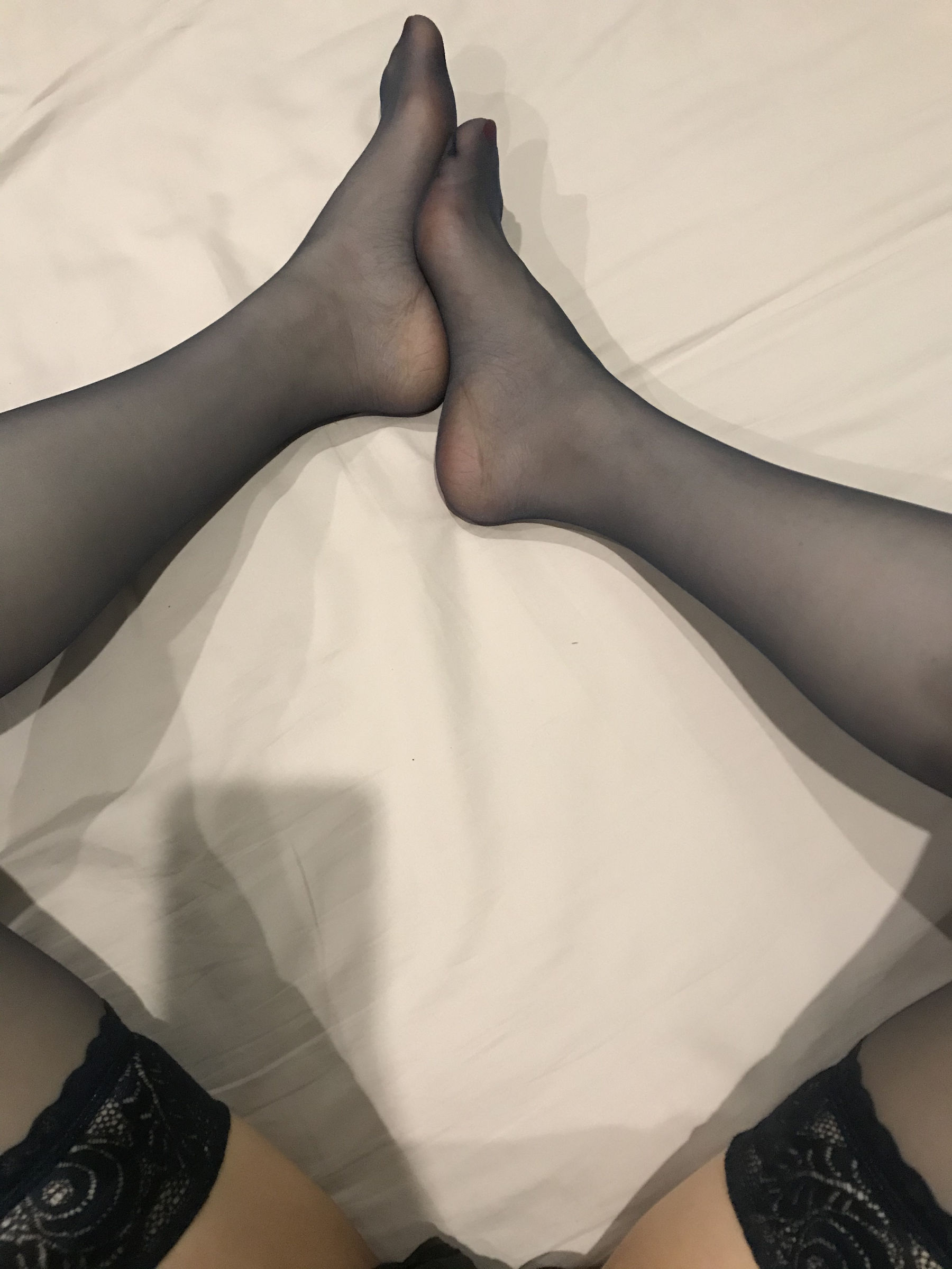 [福利COS] 丝足博主麋鹿_Monroe 2020.06.09 黑蕾丝半筒袜第4张