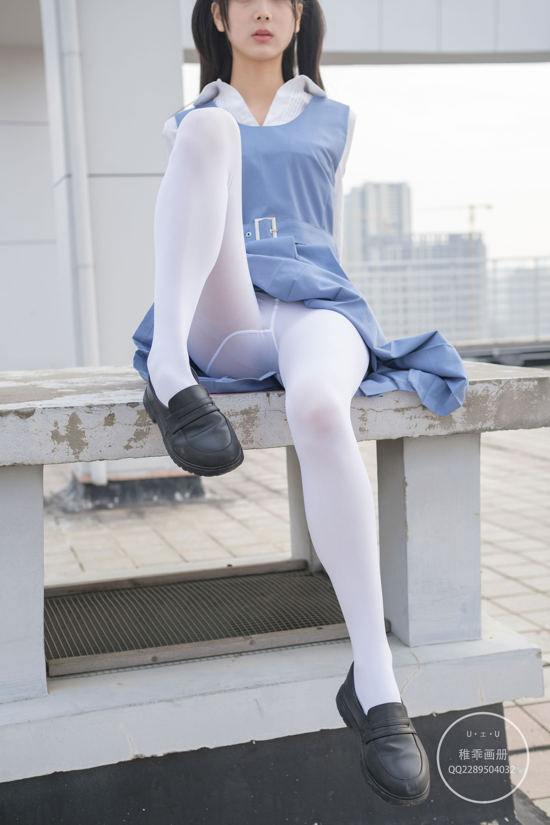 [福利COS] 柴系小乖(稚乖画册) - 夜夜 天台真空80D白丝第7张