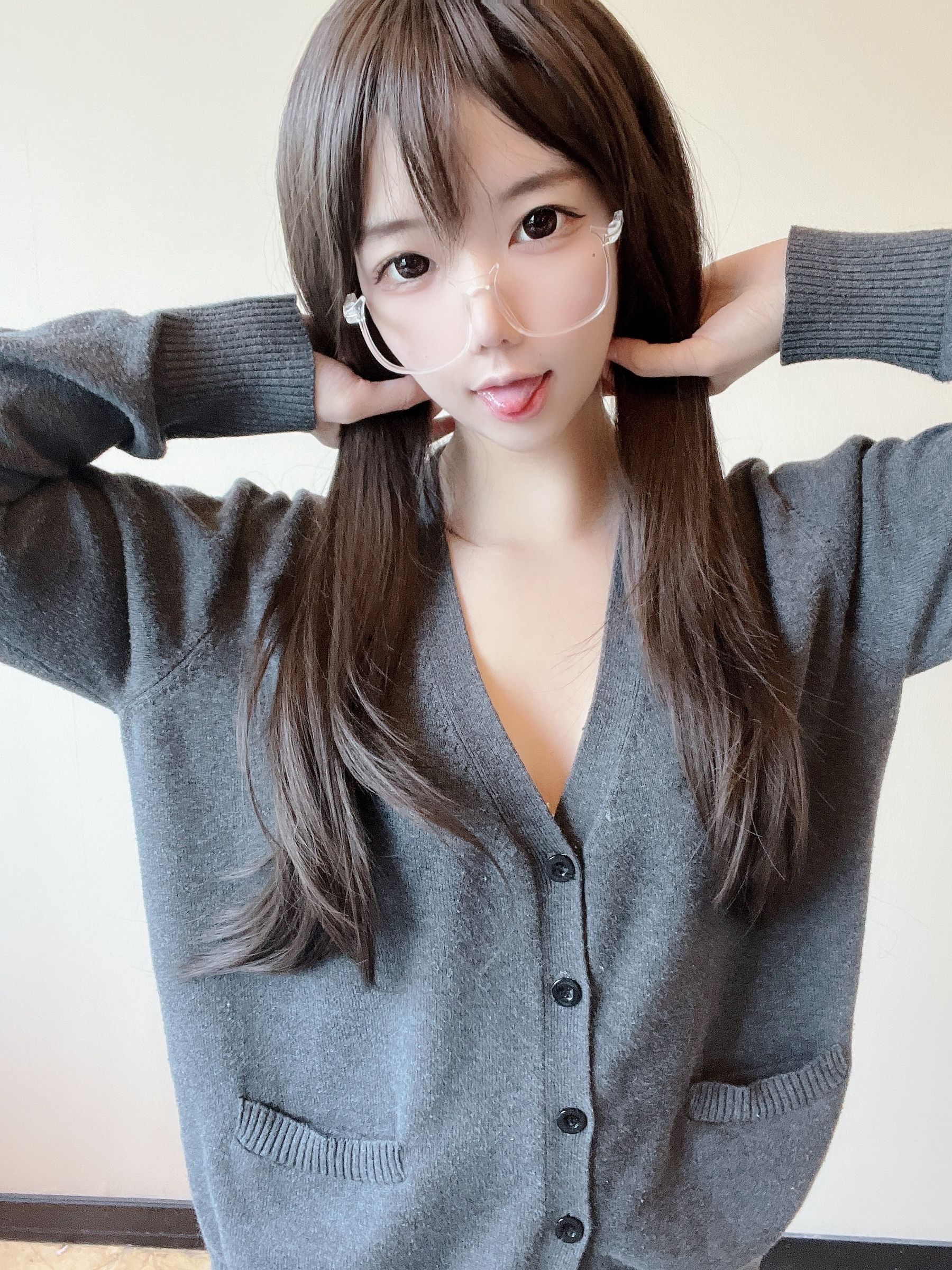 [福利COS] 莉犬酱 - 黑丝白蕾丝第1张