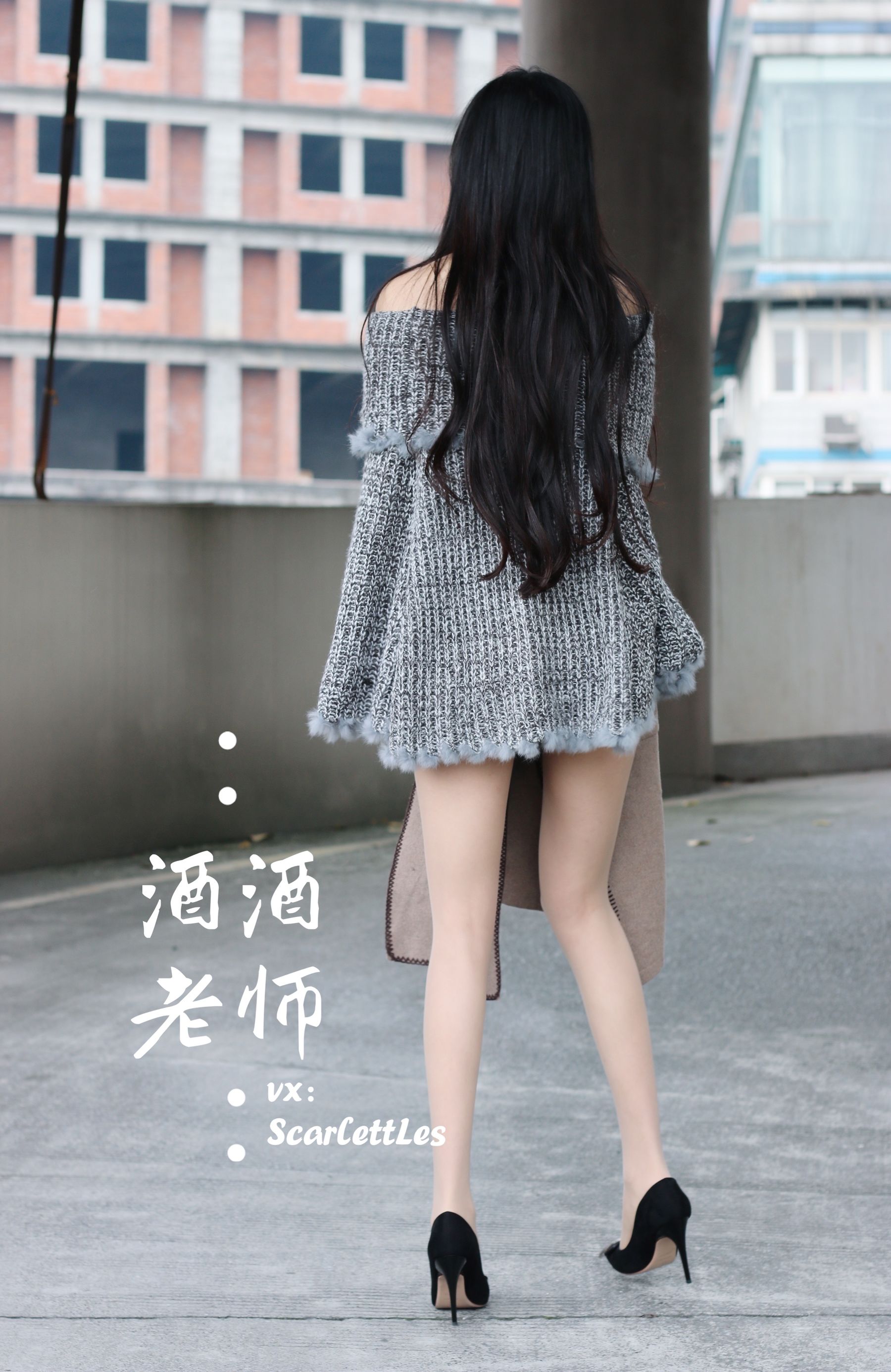 [福利COS] 酒酒老师 - 停车场里的超短裙第16张