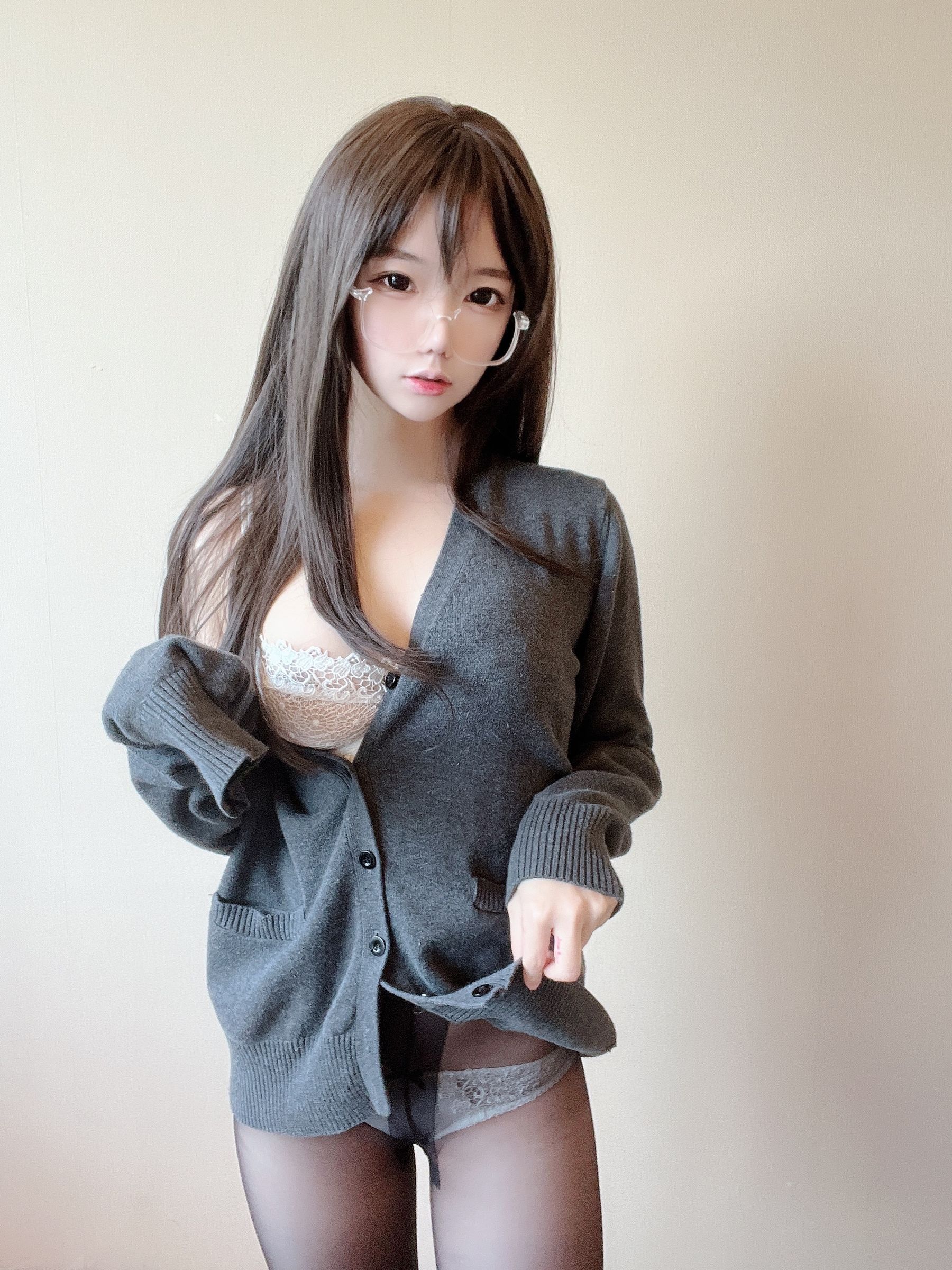 [福利COS] 莉犬酱 - 黑丝白蕾丝第4张