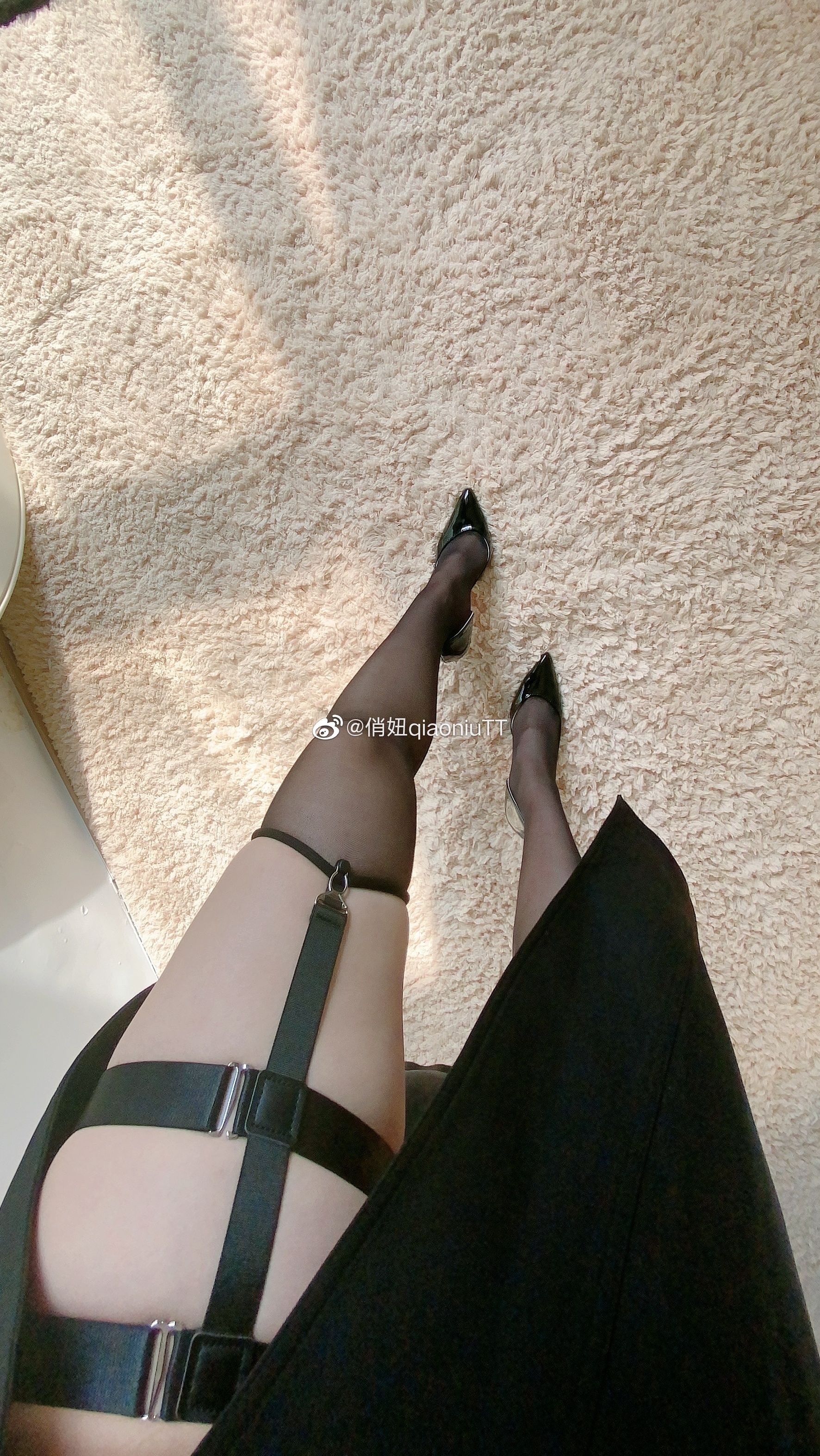 [福利COS] 俏妞qiaoniuTT - 丝袜长腿翘臀 视图合集第37张