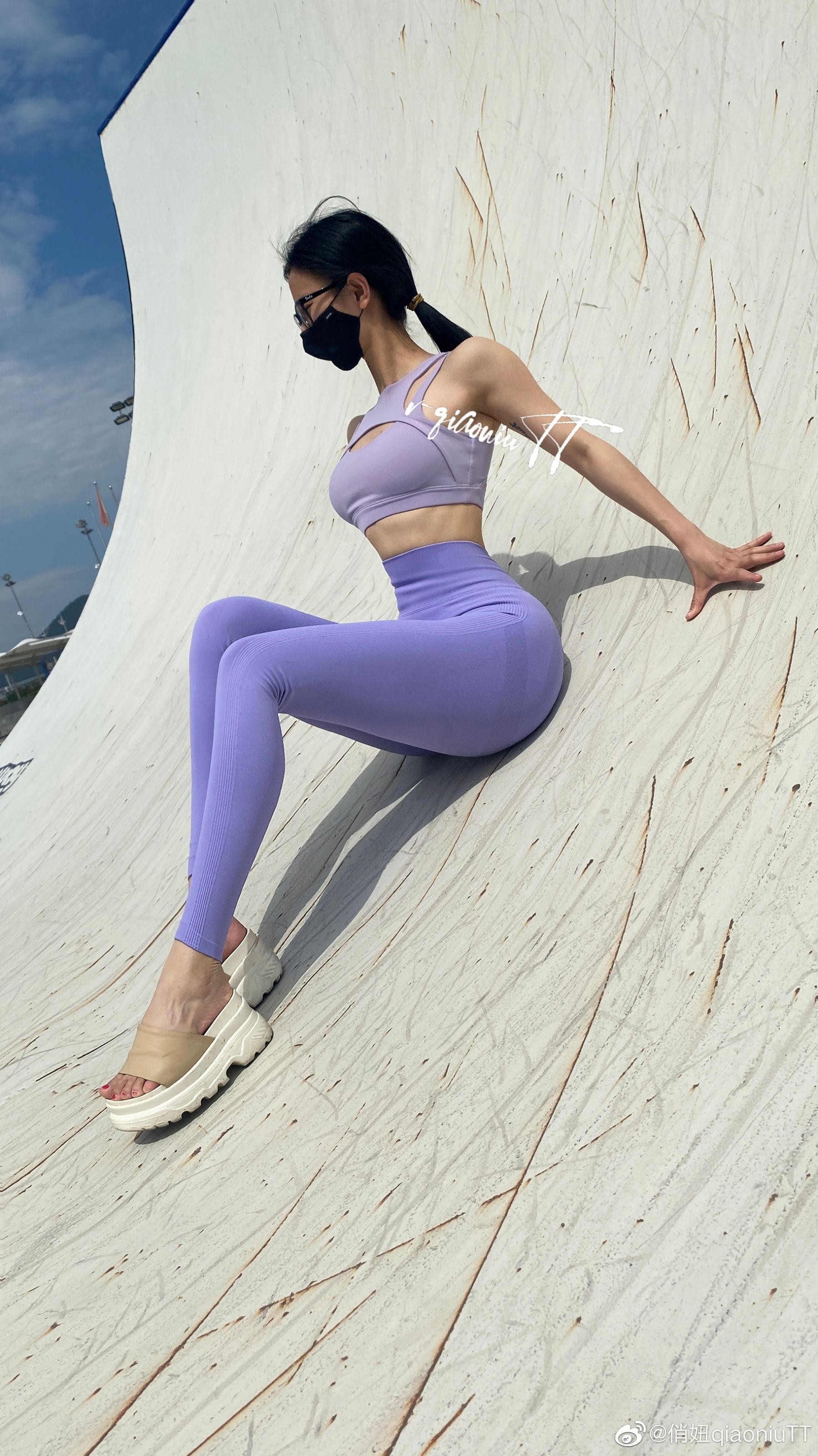 [福利COS] 俏妞qiaoniuTT - 丝袜长腿翘臀 视图合集第18张