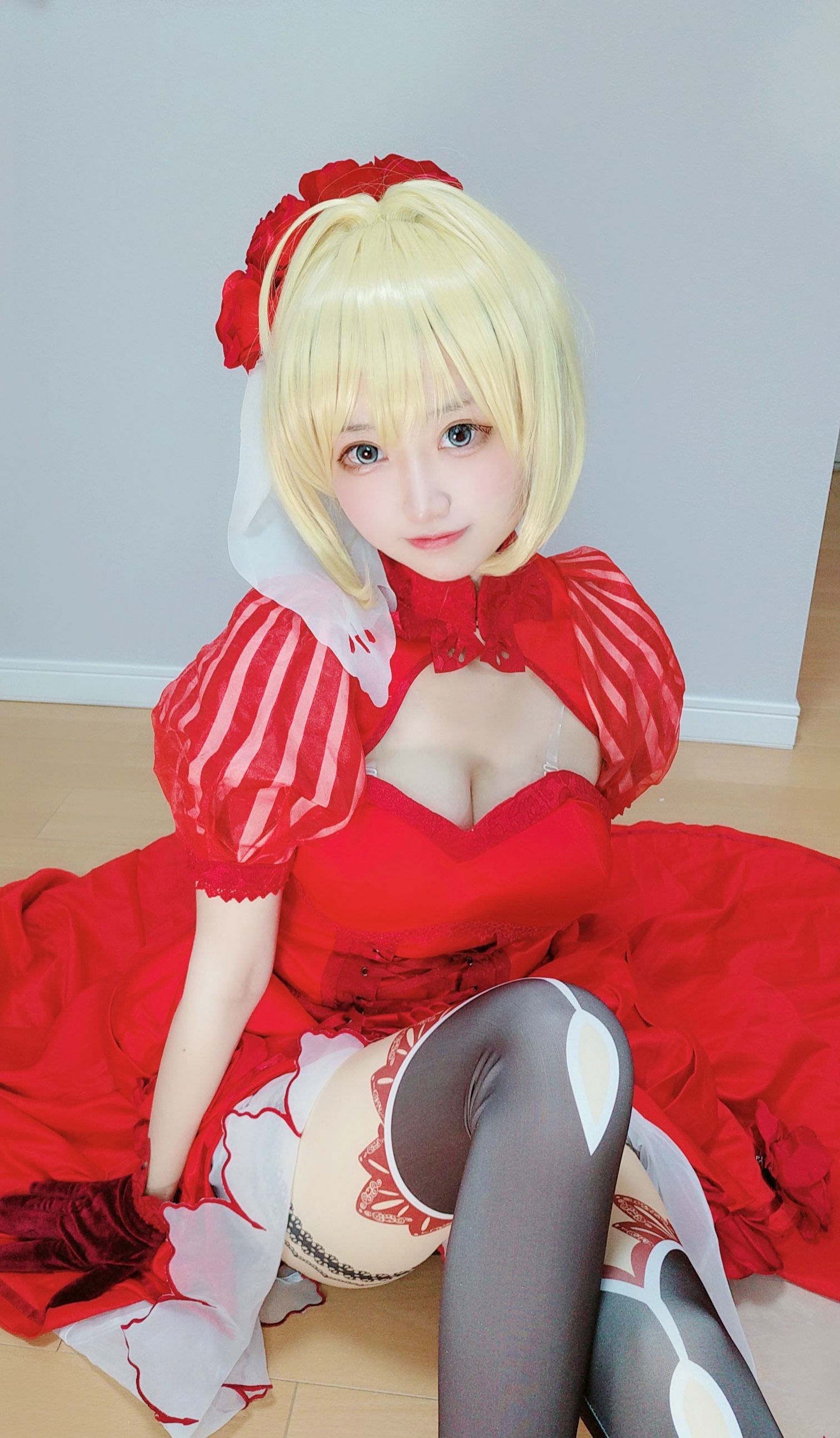 [福利COS] 千阳(ちよ) - 尼禄红礼服第2张