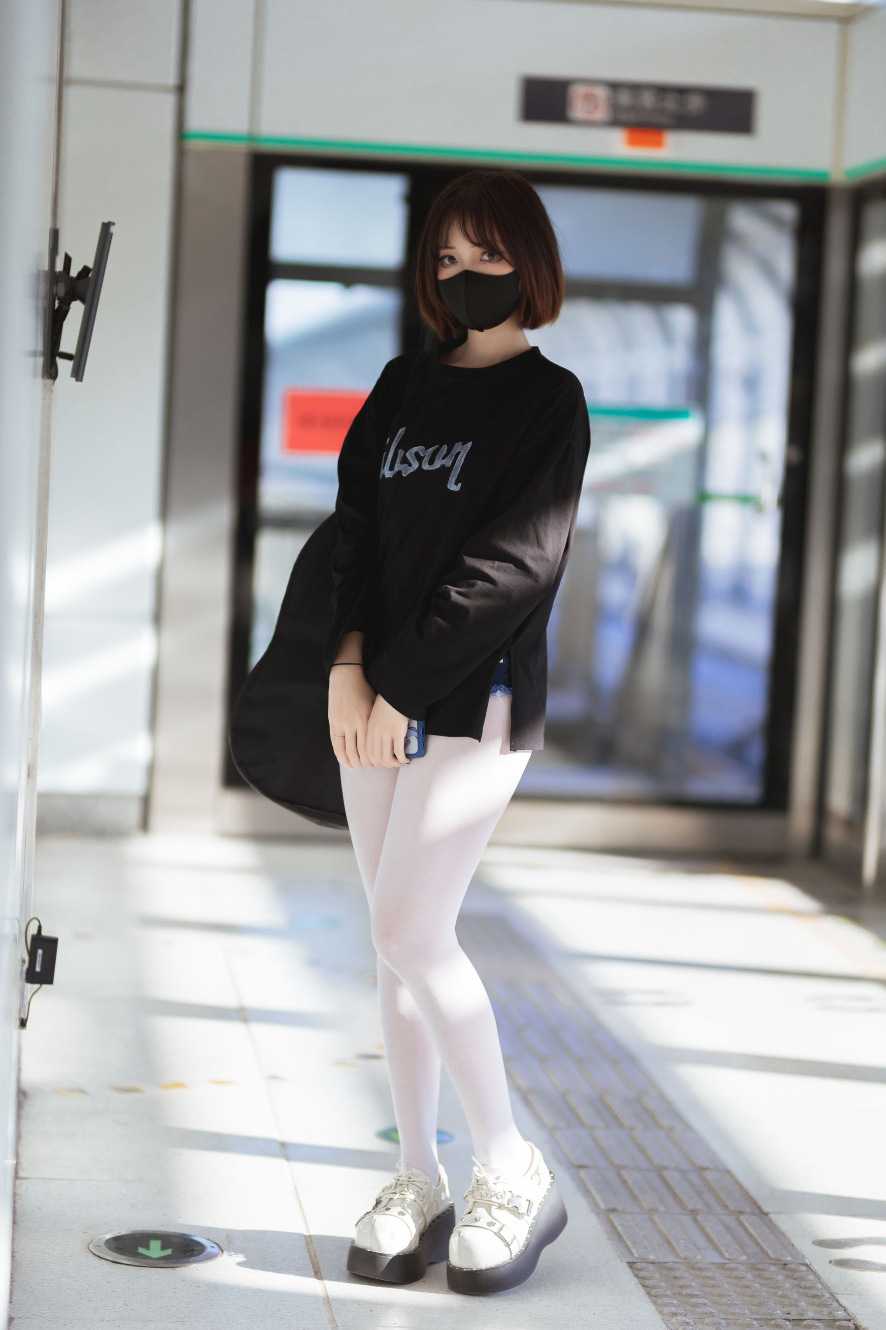 [福利COS] 洛桑w伊梓 - 地铁吉他第4张