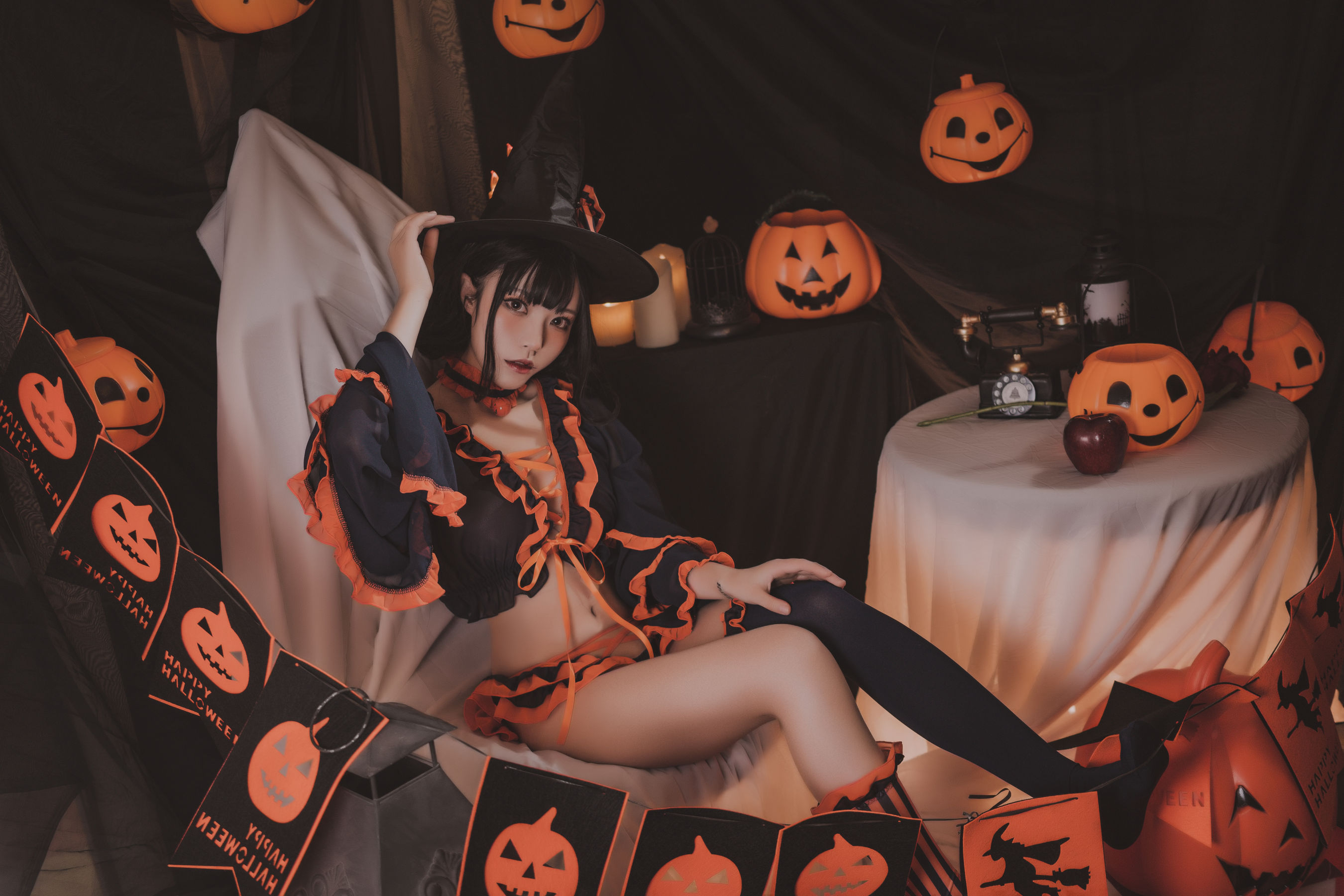 [福利COS] 萌妹白易子教主 - 万圣节魔女第2张