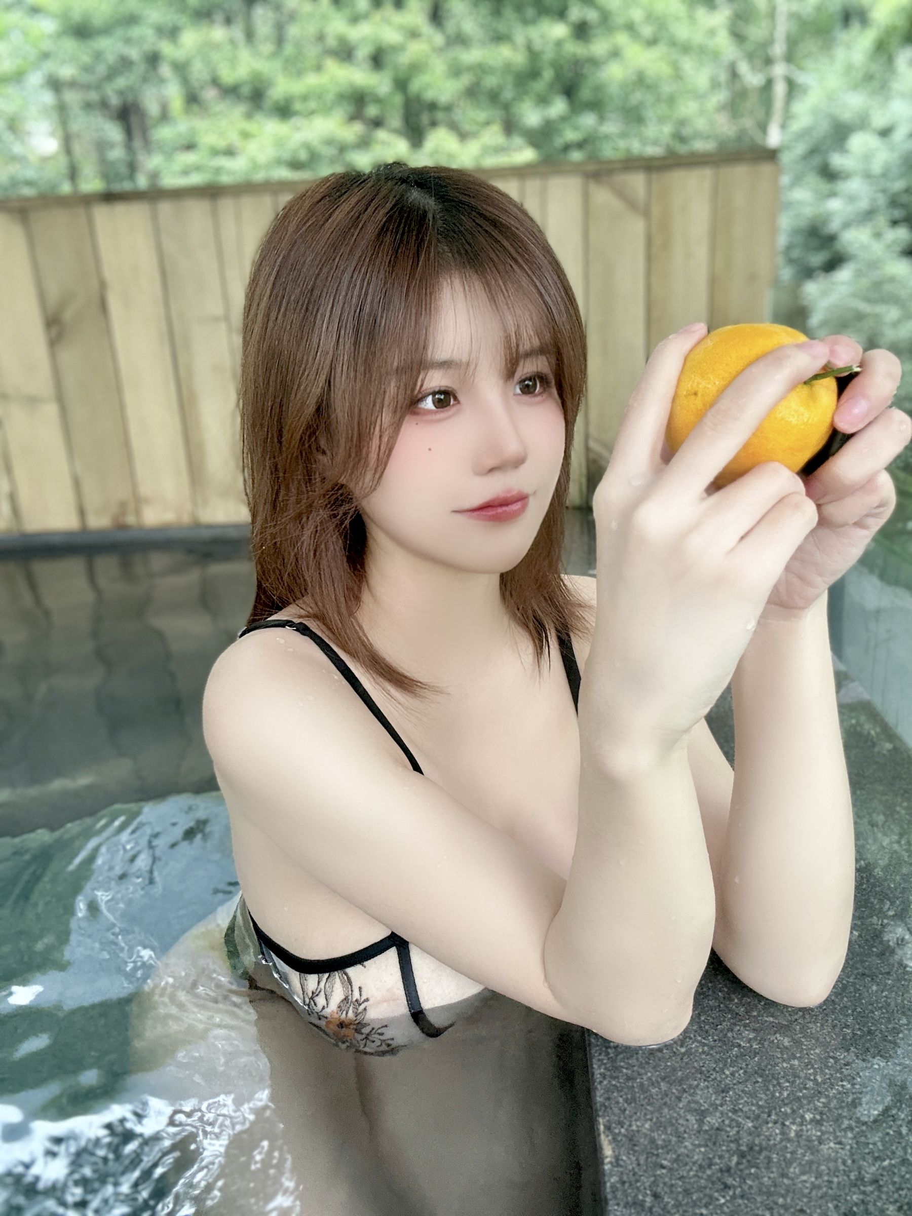 [福利COS] 动漫博主小仓千代w 2022-12-08 露天温泉和橘子第5张
