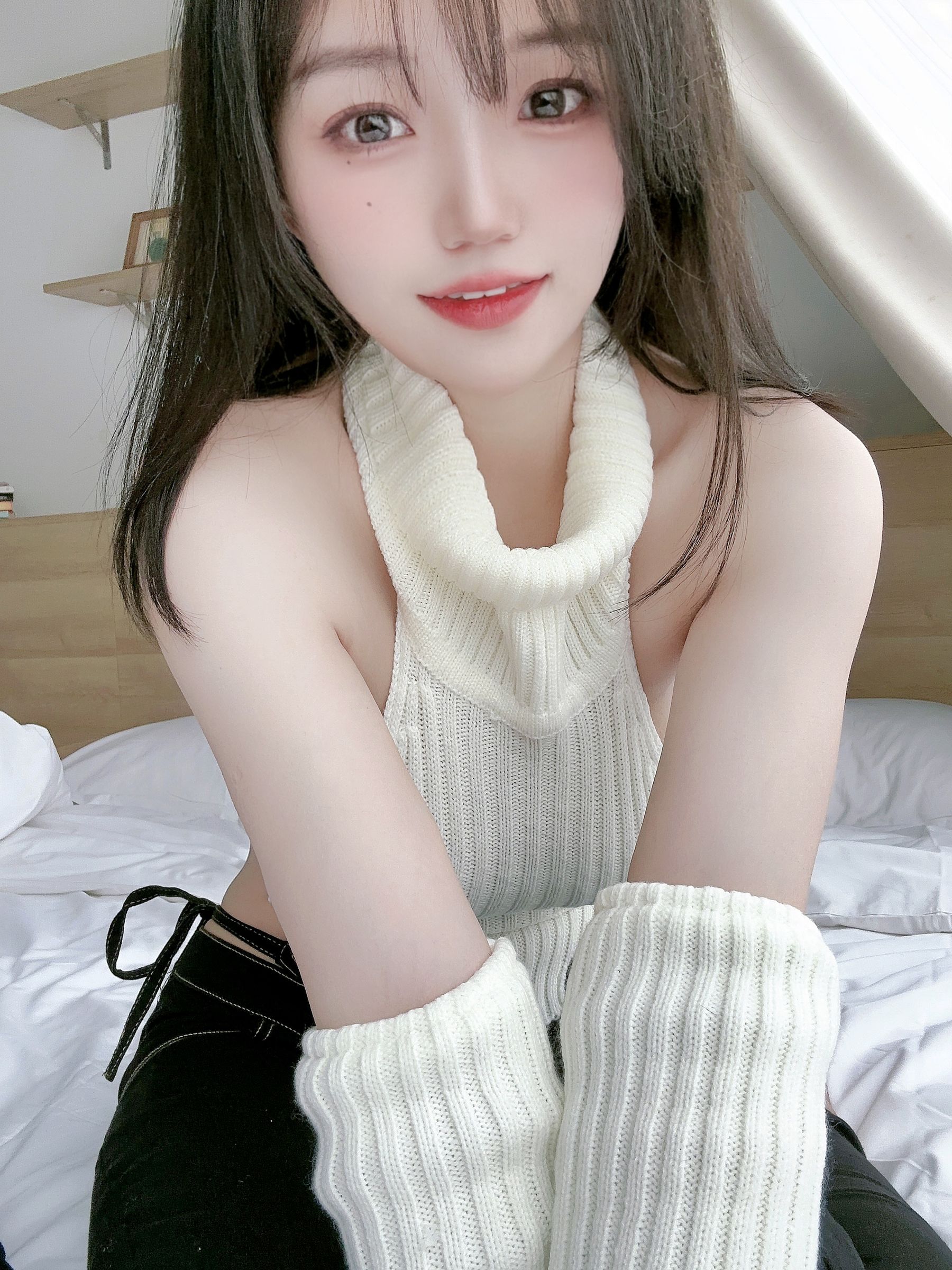 [福利COS] 动漫博主小仓千代w 2022-12-14 白色露背毛衣第6张