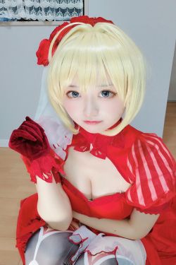[福利COS] 千阳(ちよ) - 尼禄红礼服