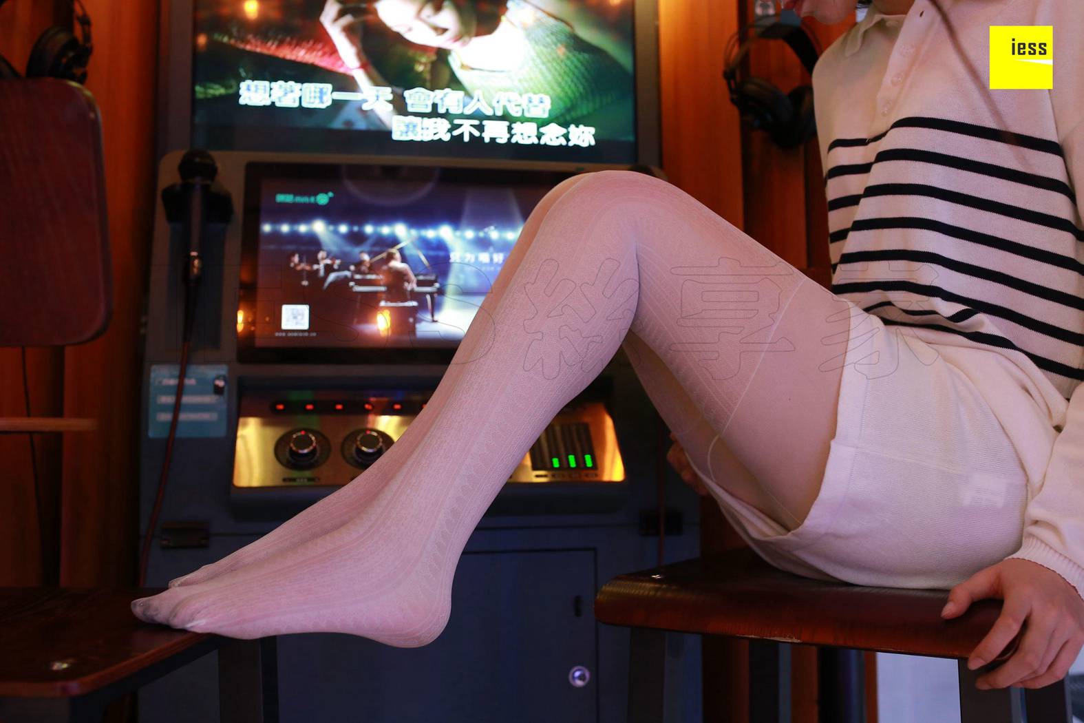 [IESS异思趣向] 2018.04.03 丝享家203：《练歌房白丝美女》紫紫 在现浏览第8张