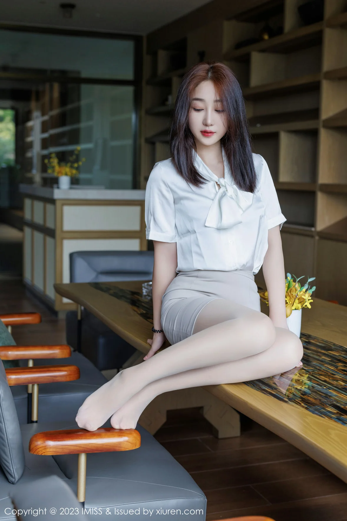  爱蜜社 Vol.735 九月生__ 灰色职业装性感写真 [58P]第19张