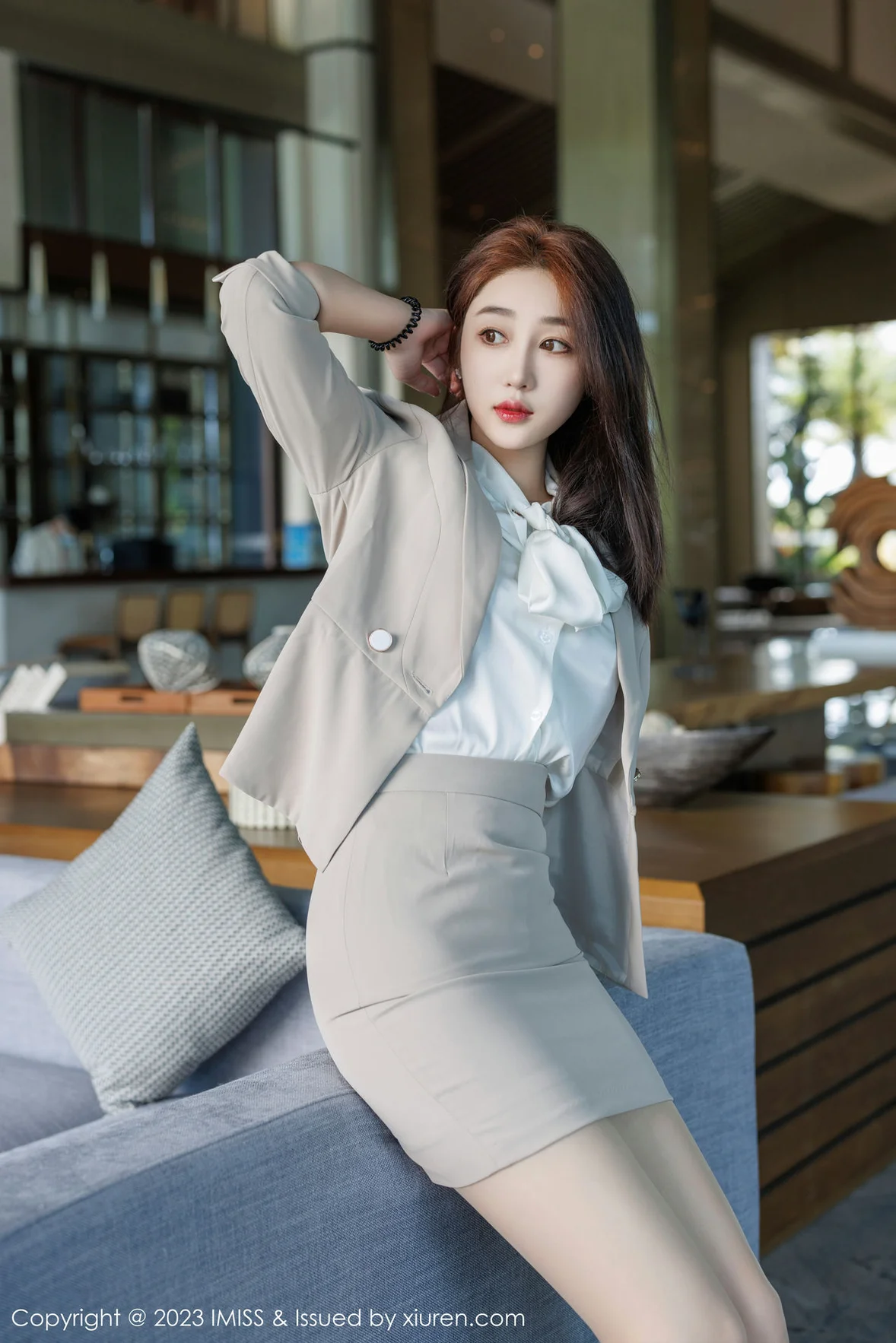  爱蜜社 Vol.735 九月生__ 灰色职业装性感写真 [58P]第13张