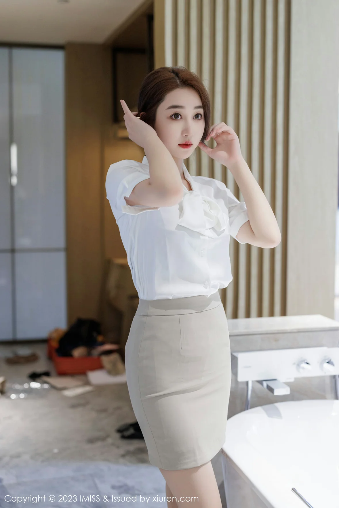  爱蜜社 Vol.735 九月生__ 灰色职业装性感写真 [58P]第10张