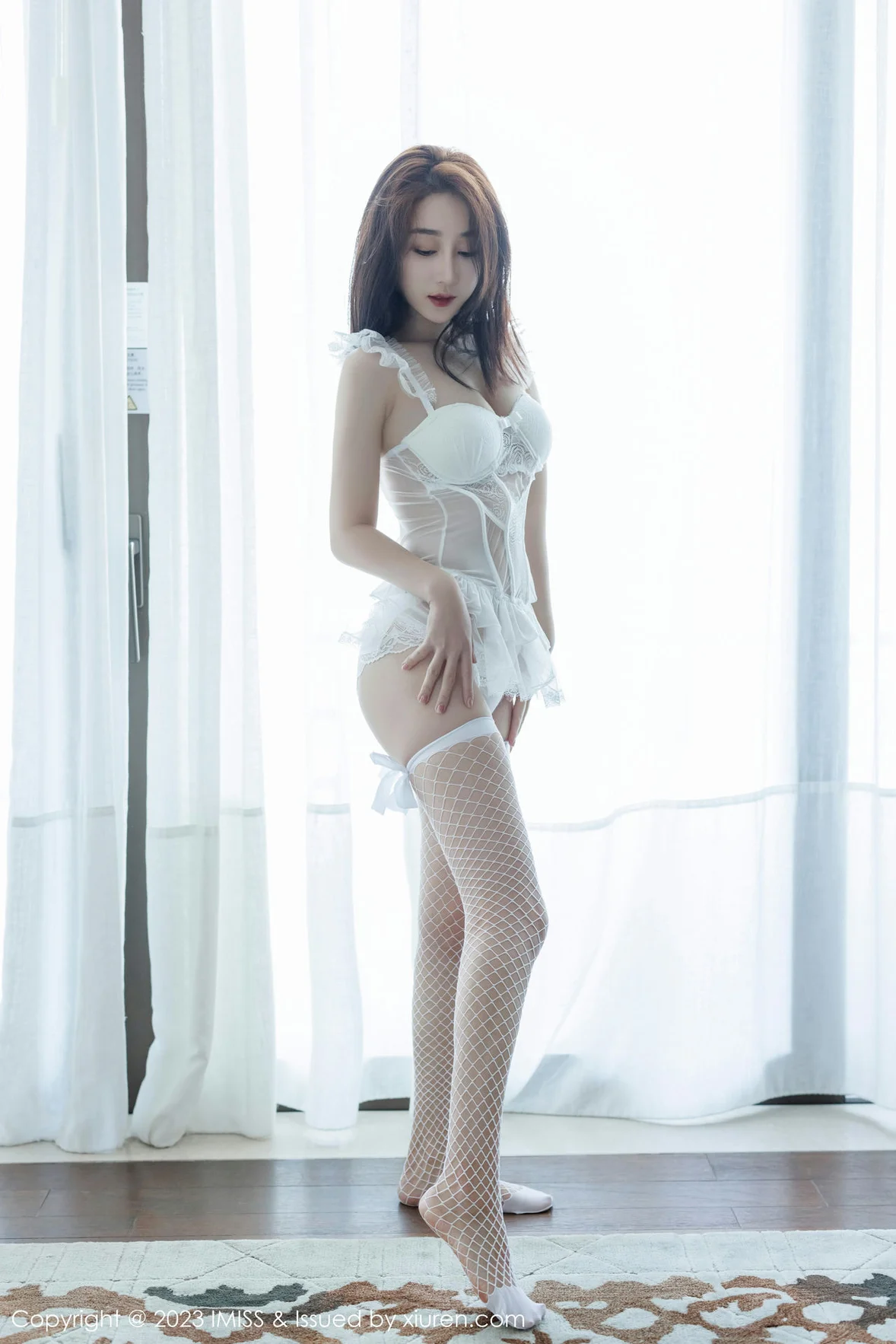  爱蜜社 Vol.733 九月生__ 白色蕾丝短裙性感写真 [41P]第1张