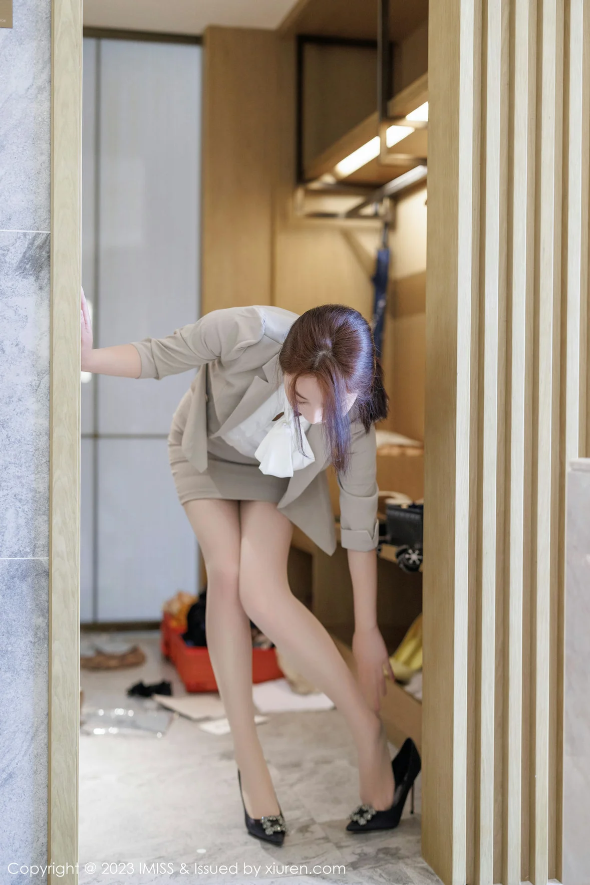  爱蜜社 Vol.735 九月生__ 灰色职业装性感写真 [58P]第12张