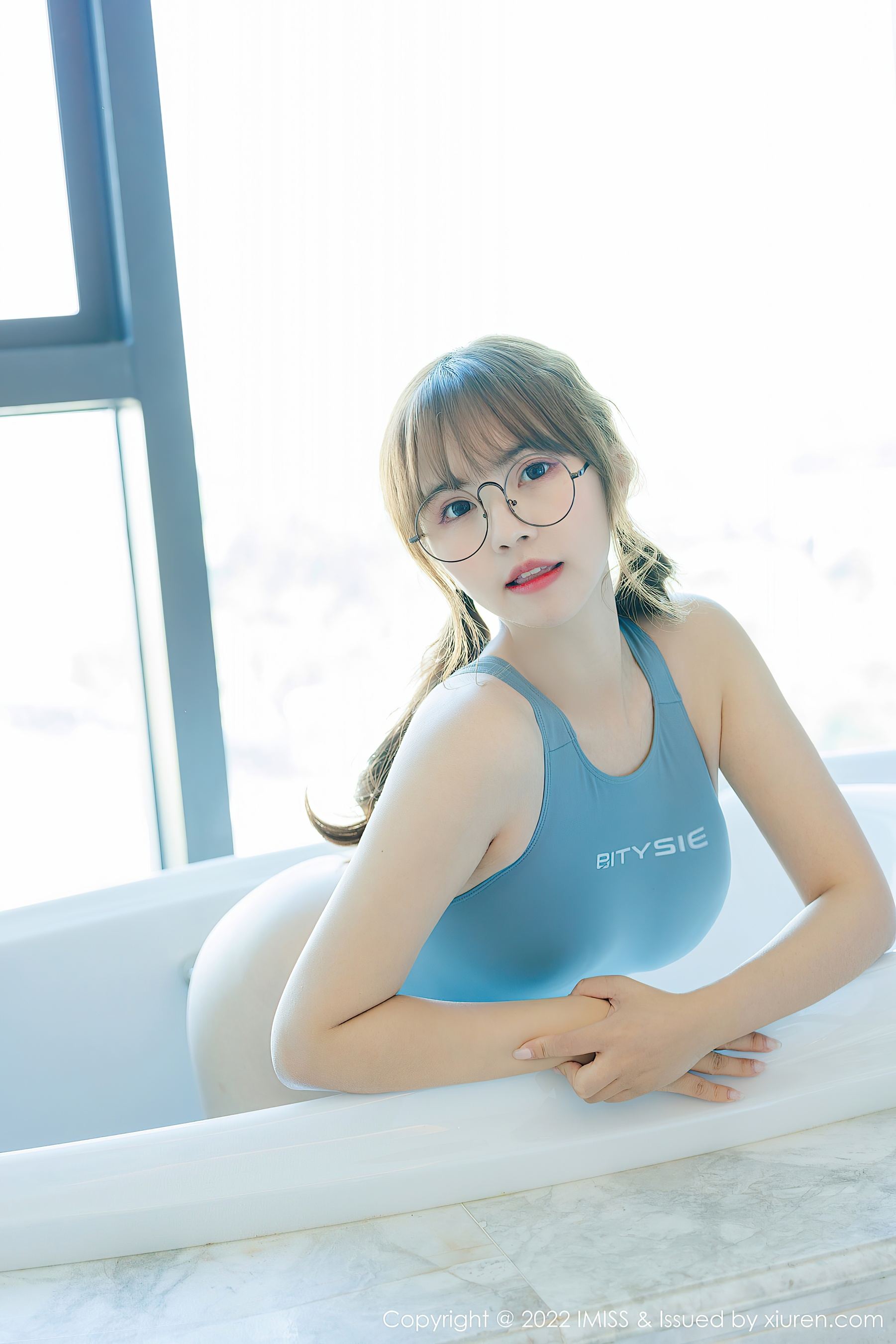 爱蜜社 VOL.673 张思允Nice 美腿眼镜娘写真第17张