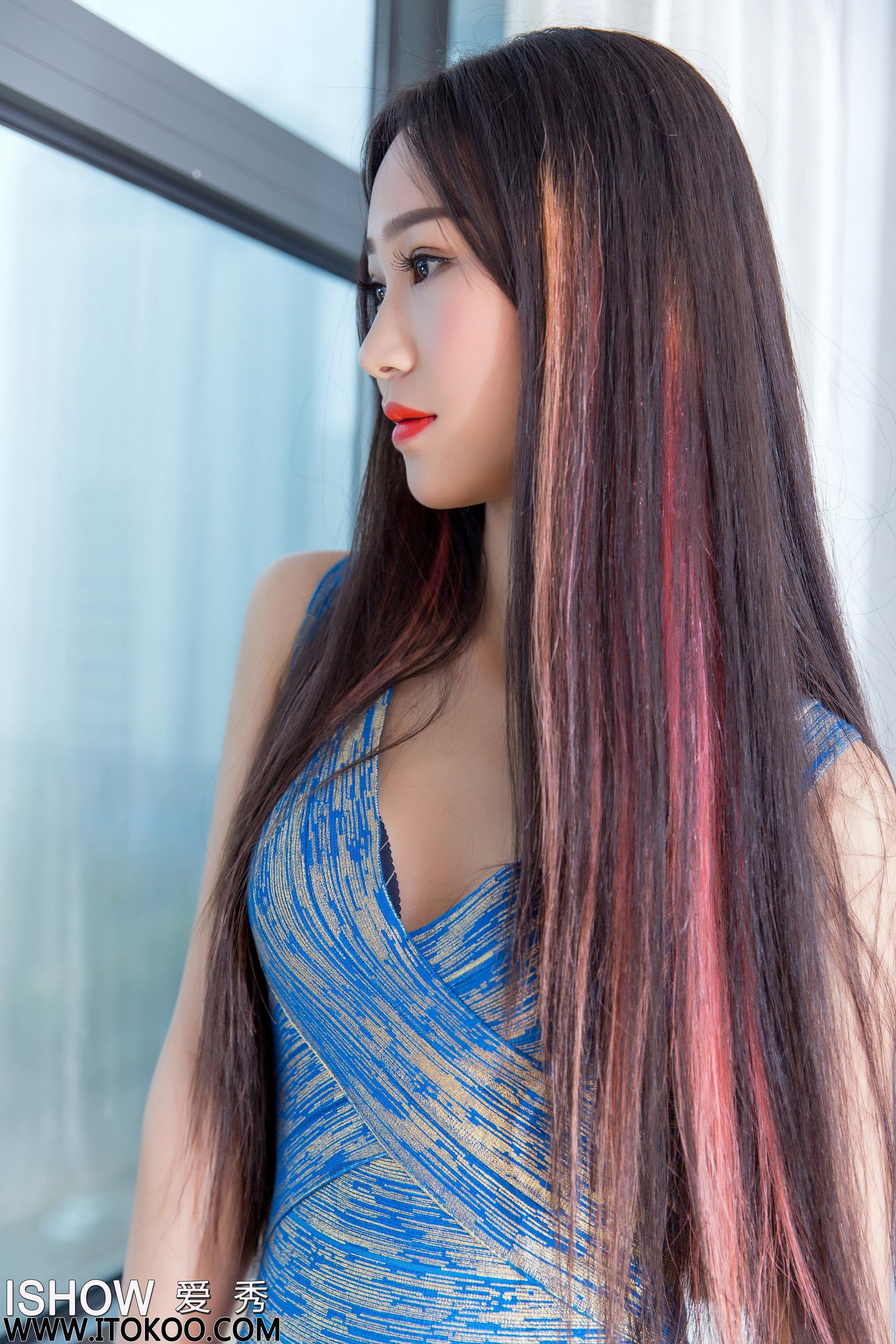 [ISHOW爱秀]蓝色连身裙美女 张依凡Ivan 肉色丝袜美腿与黑色高跟性感写真 2017-04-29 No.099第1张