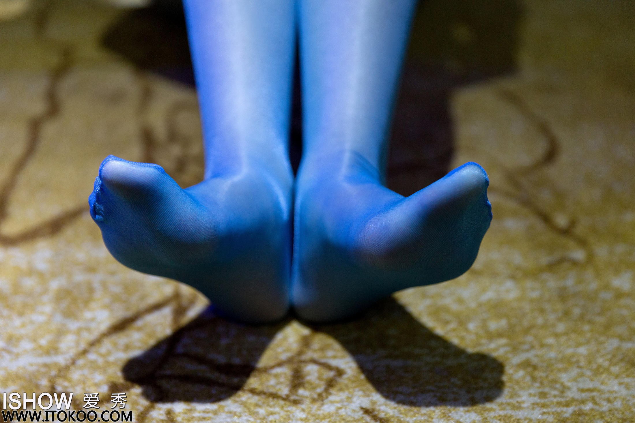 [ISHOW爱秀]NO.148 林沐沐Liny 白色性感背心加蓝色丝袜美腿私房写真集第4张