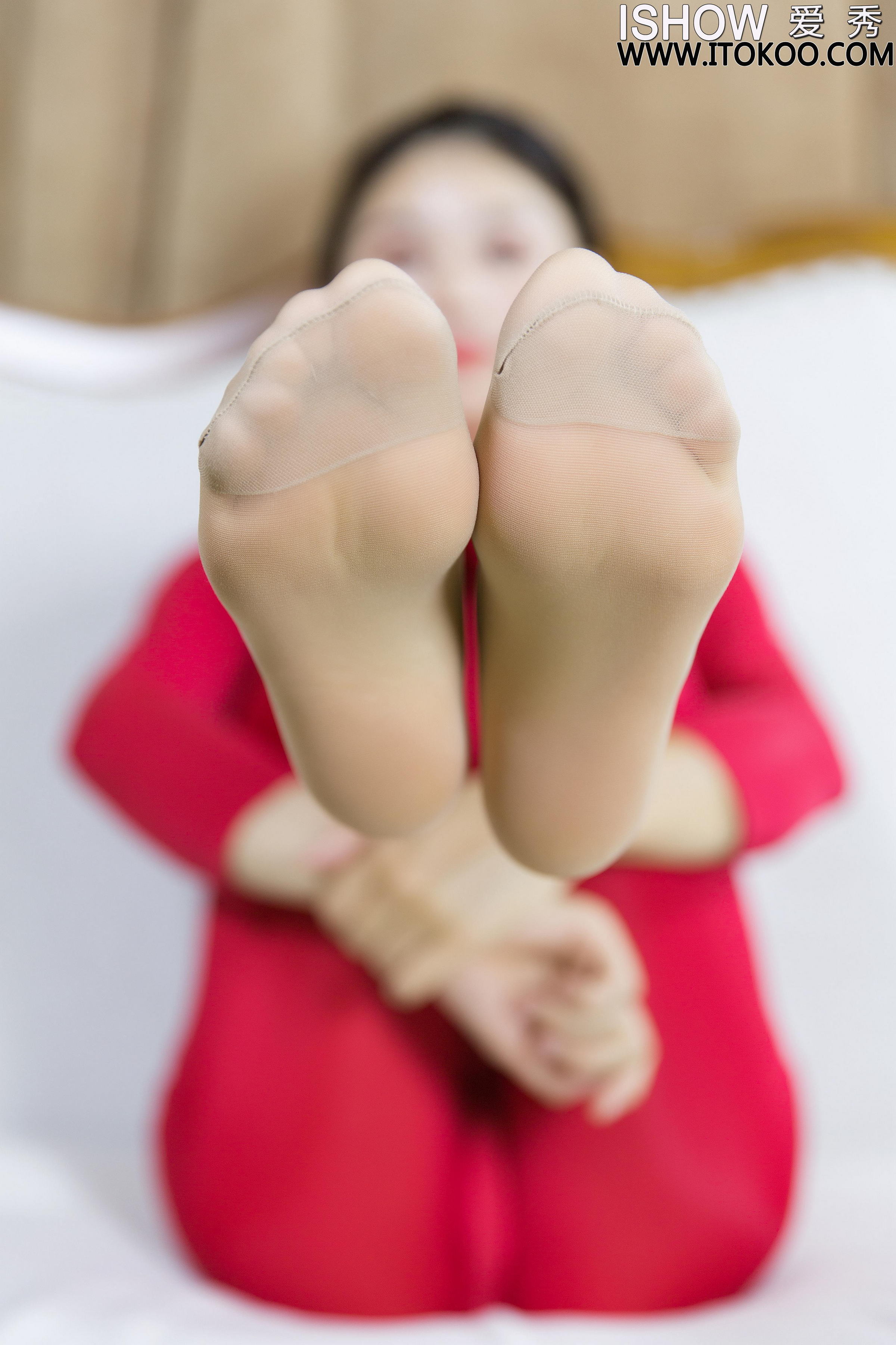 [ISHOW爱秀]NO.184 刘玥菲Phoebe 红色紧身连体衣加肉色丝袜玉足性感私房写真集第4张