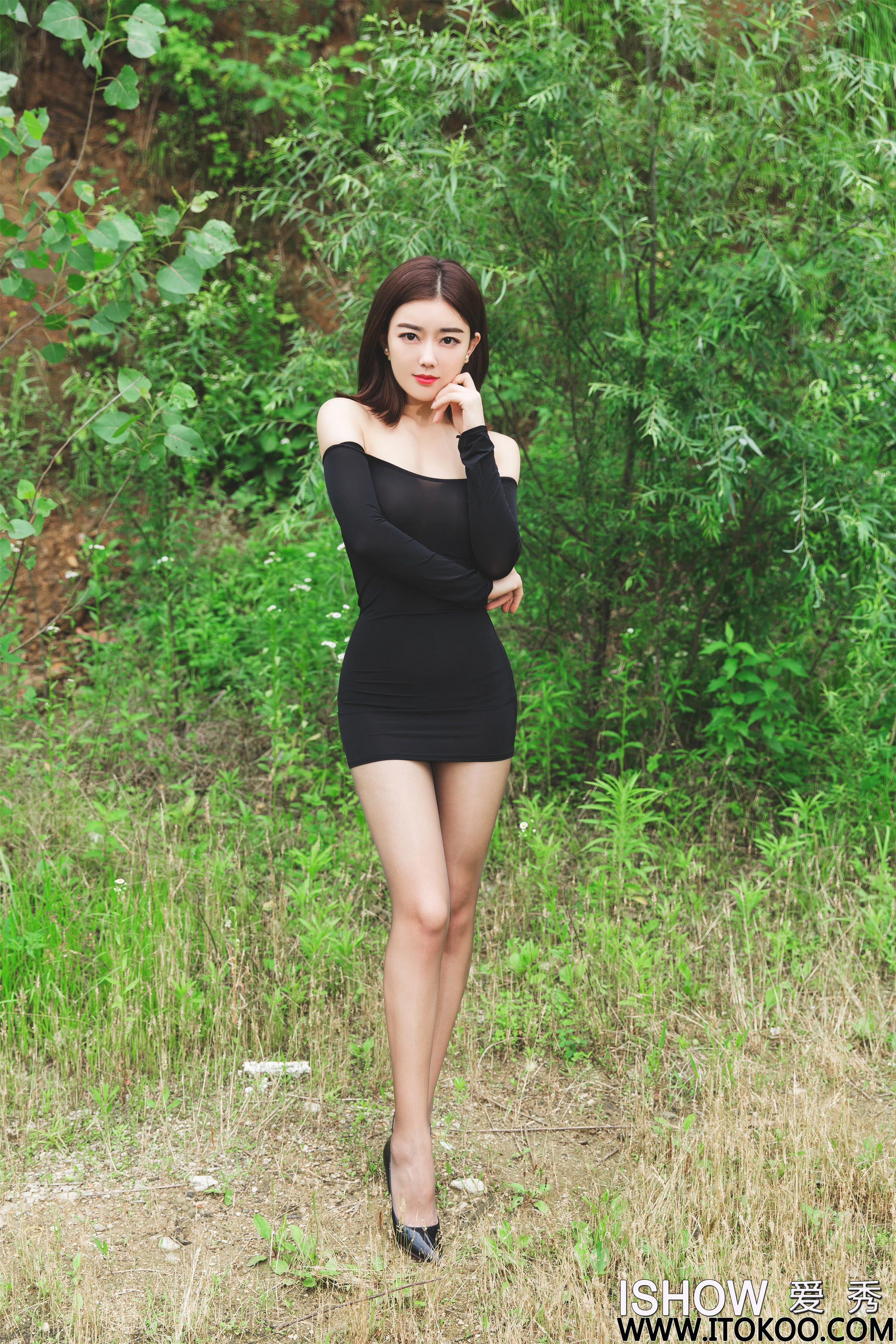 [ISHOW爱秀]NO.192 林琳Caroline 黑色紧身抹胸裙加灰色丝袜美腿性感私房写真集第1张