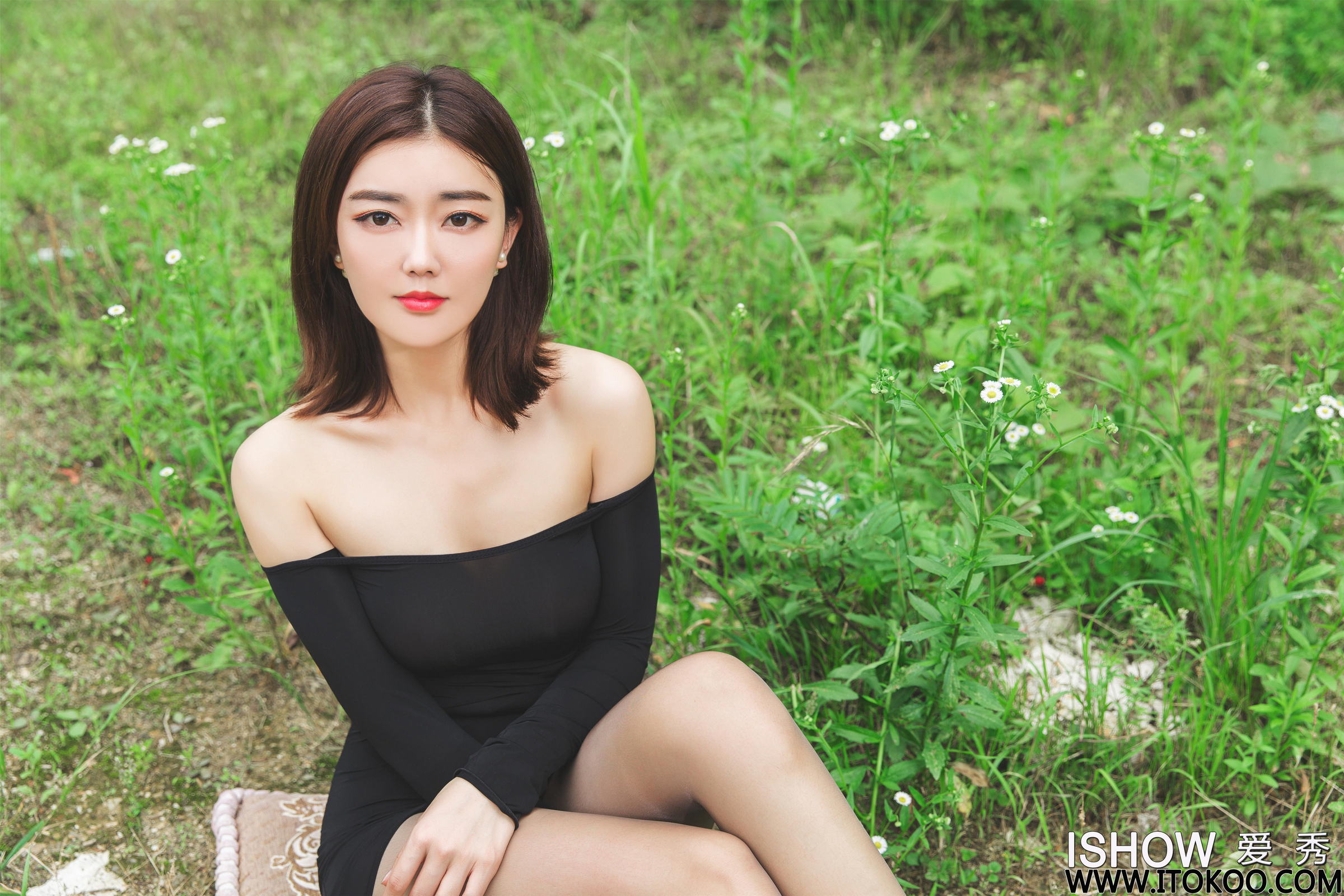 [ISHOW爱秀]NO.192 林琳Caroline 黑色紧身抹胸裙加灰色丝袜美腿性感私房写真集第7张