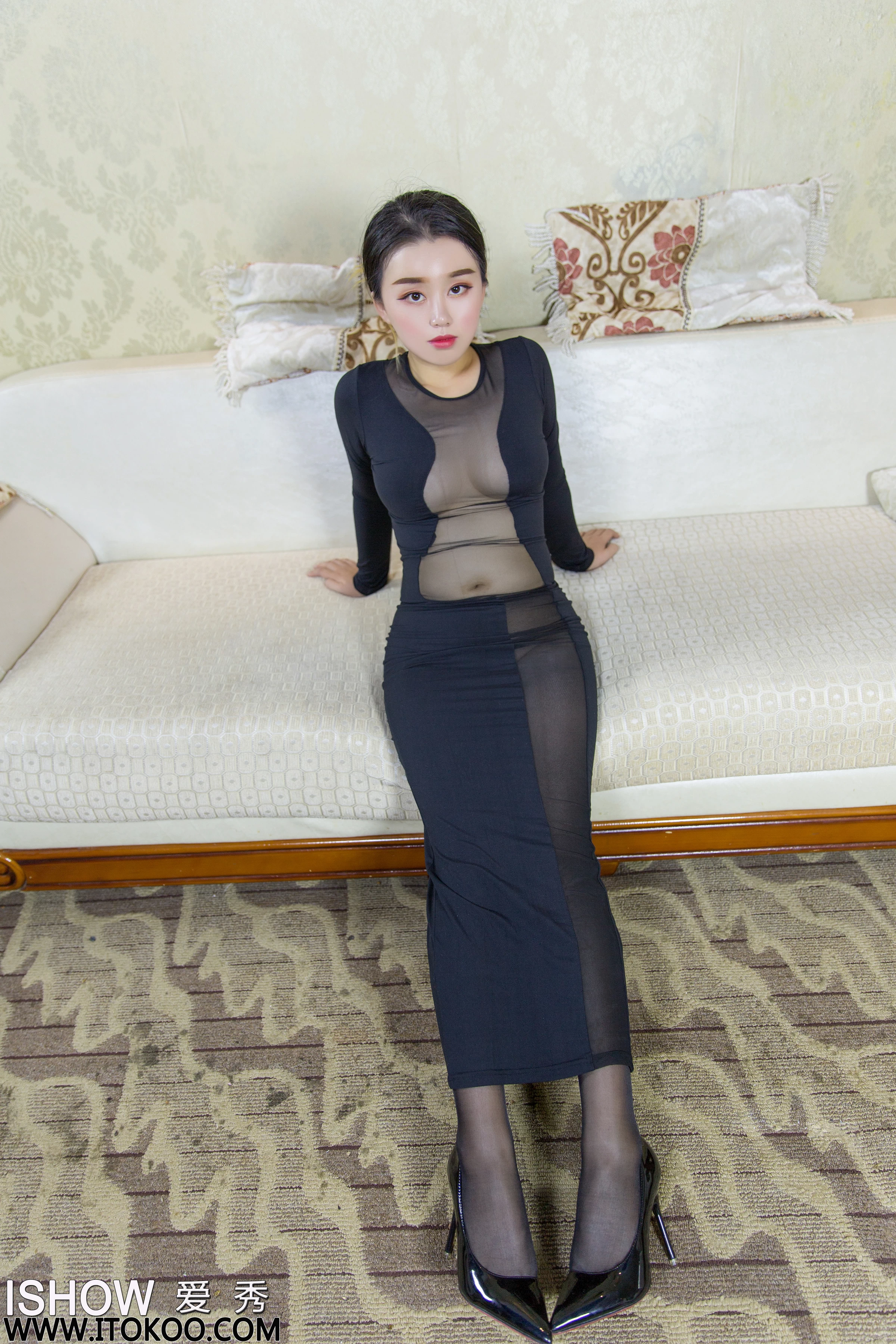 [ISHOW爱秀] NO.205 乔乔 黑色紧身透视连衣裙加黑色丝袜美腿性感私房写真集第5张