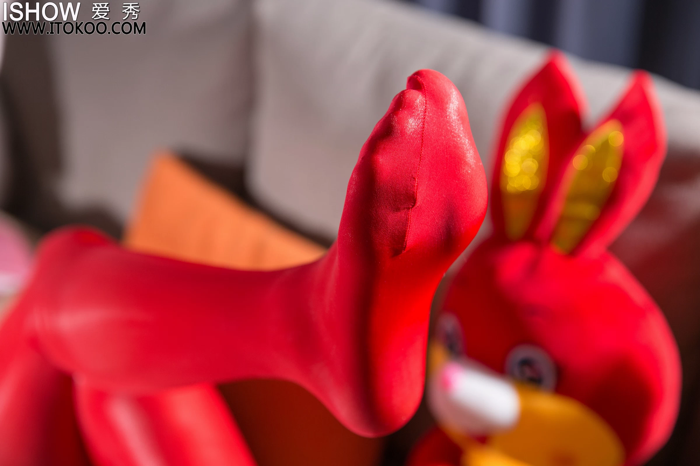 [ISHOW爱秀]NO.349 兔年大吉 艾雨彤Irene 红色兔女郎制服内衣加丝袜美腿性感私房写真集第11张