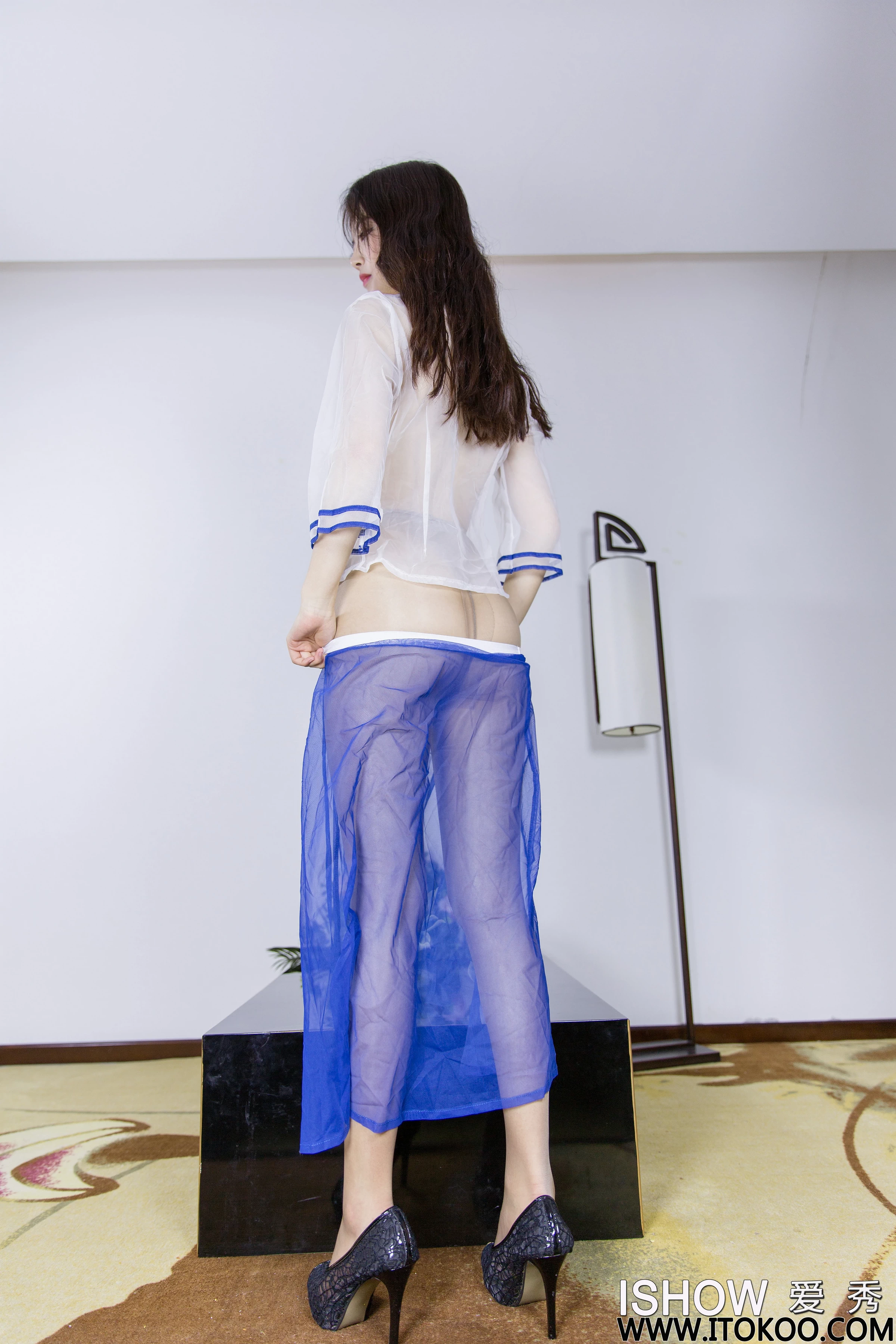 [ISHOW爱秀]NO.306 杨伊伊Eva 透视情趣旗袍与红色紧身抹胸裙加丝袜美腿性感私房写真集第9张