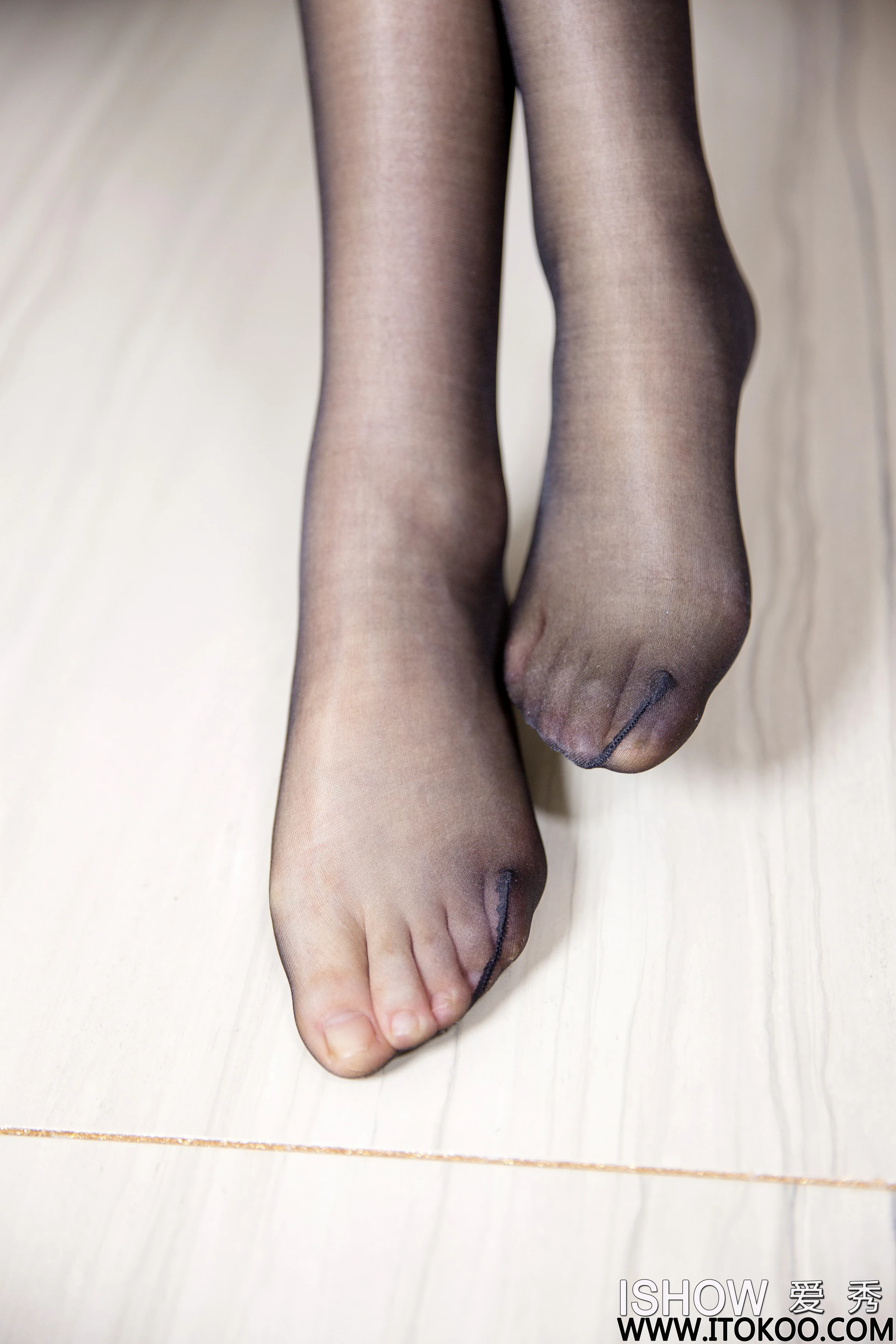 [ISHOW爱秀]2023-05-20 NO.365 杨伊伊Eva 红色短裙与黑色漆皮塑身上衣加肉丝美腿性感私房写真集第3张