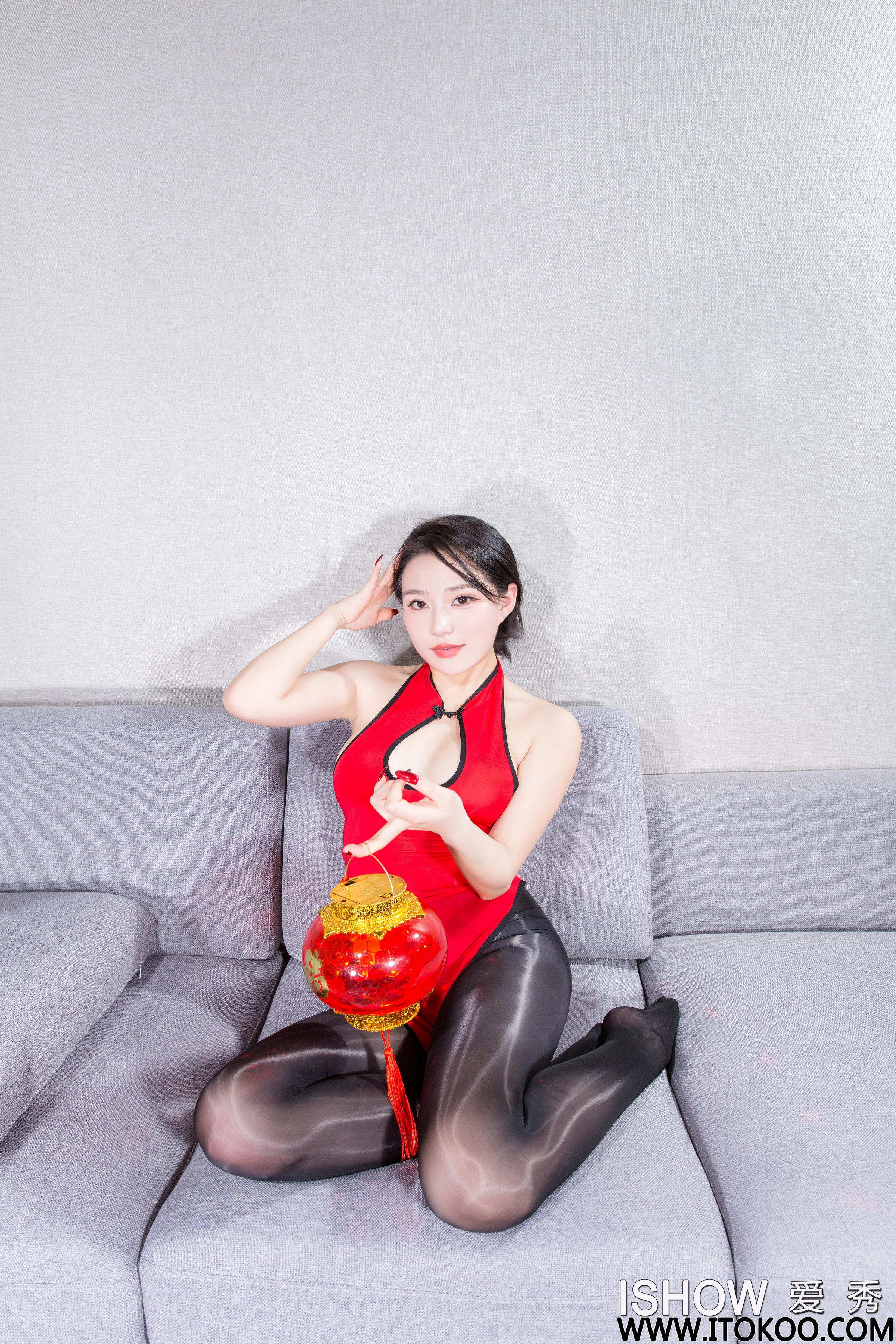 [ISHOW爱秀]2024-02-24 NO.404 陈芷水Sibyl 红色紧身无袖旗袍加黑丝美腿性感私房写真集第9张