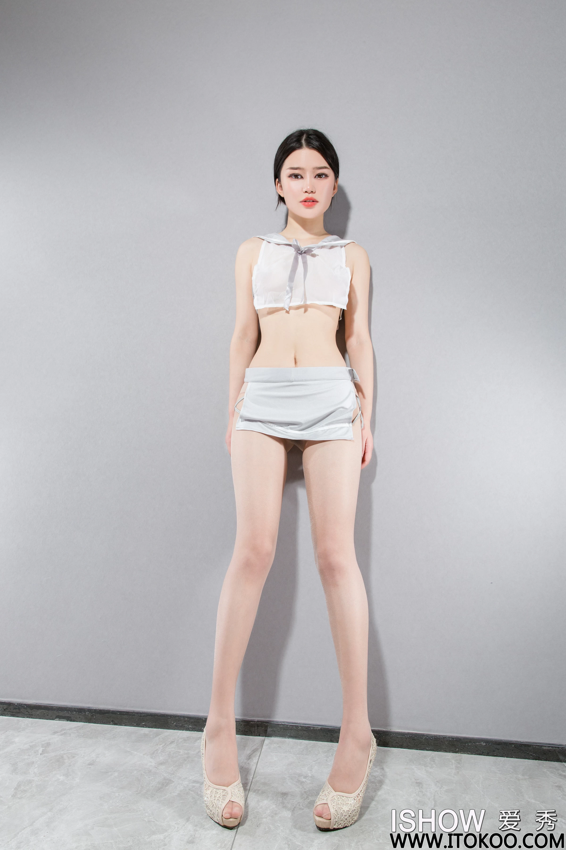 [ISHOW爱秀]2023-09-16 NO.382 艾雨彤Irene 白色情趣水手制服与黑色短裙加黑丝美腿性感私房写真集第2张
