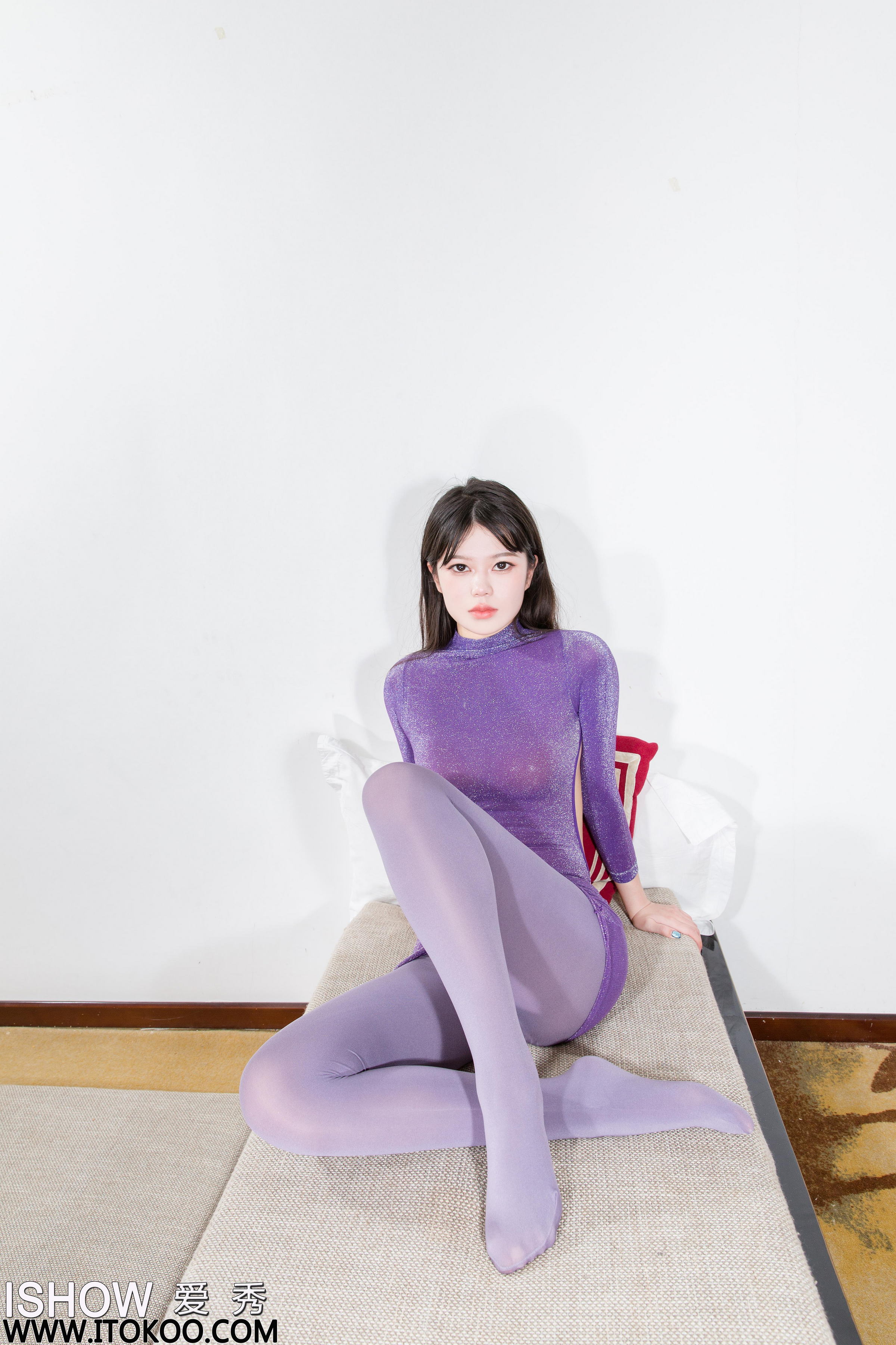 [ISHOW爱秀]2024-07-27 NO.426 蔡白白 黑色运动背心加黑色紧身漆皮裤性感私房写真集第9张