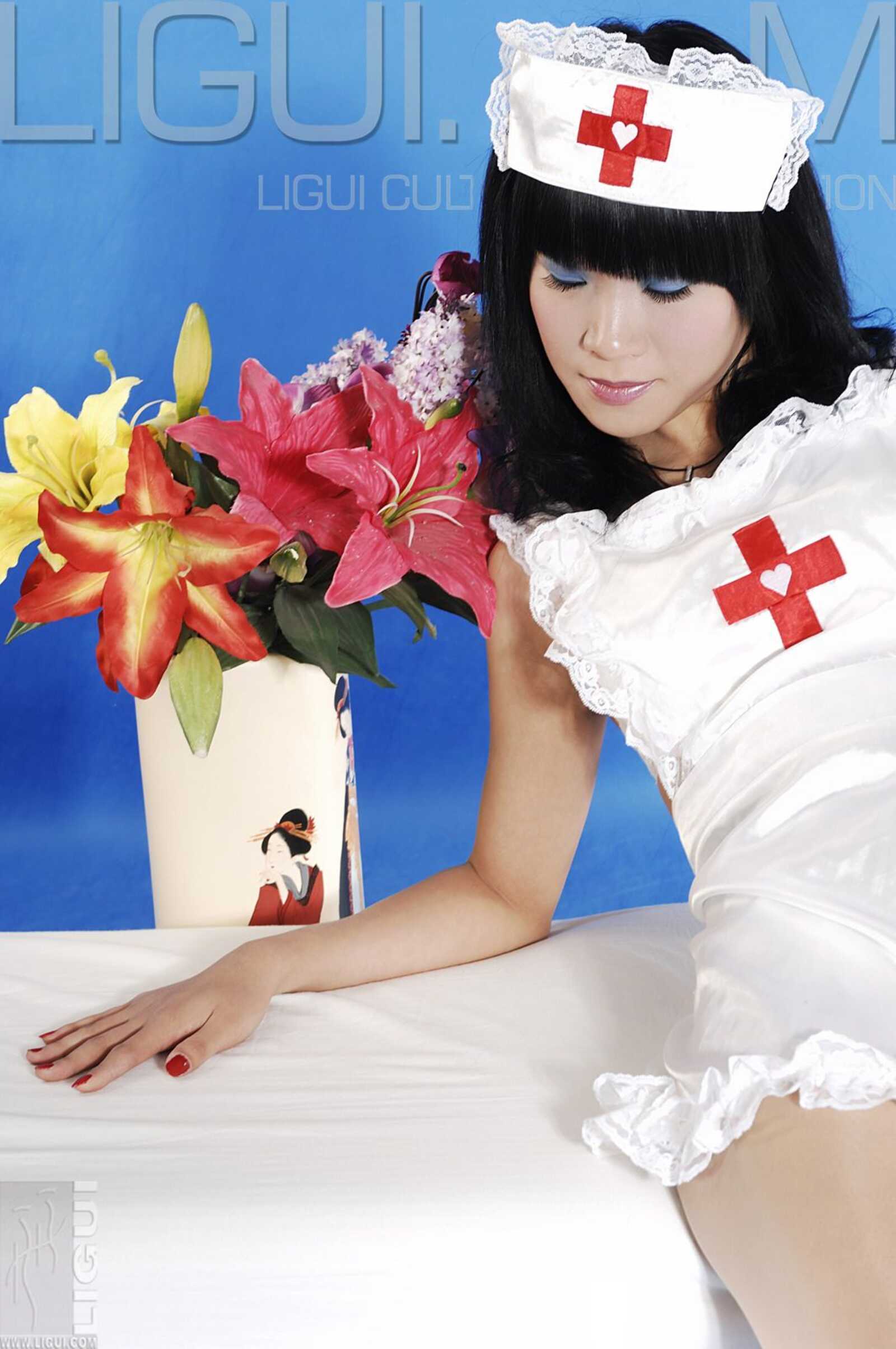 [丽柜LiGui] Model 伊园《肉丝小护士》丝足写真图片第8张