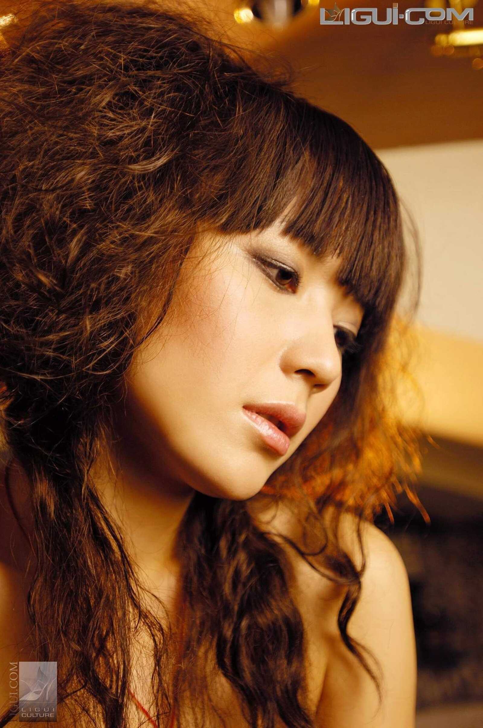 [丽柜LiGui] Model 咪惠美《黑丝酒吧女郎》丝足写真第1张