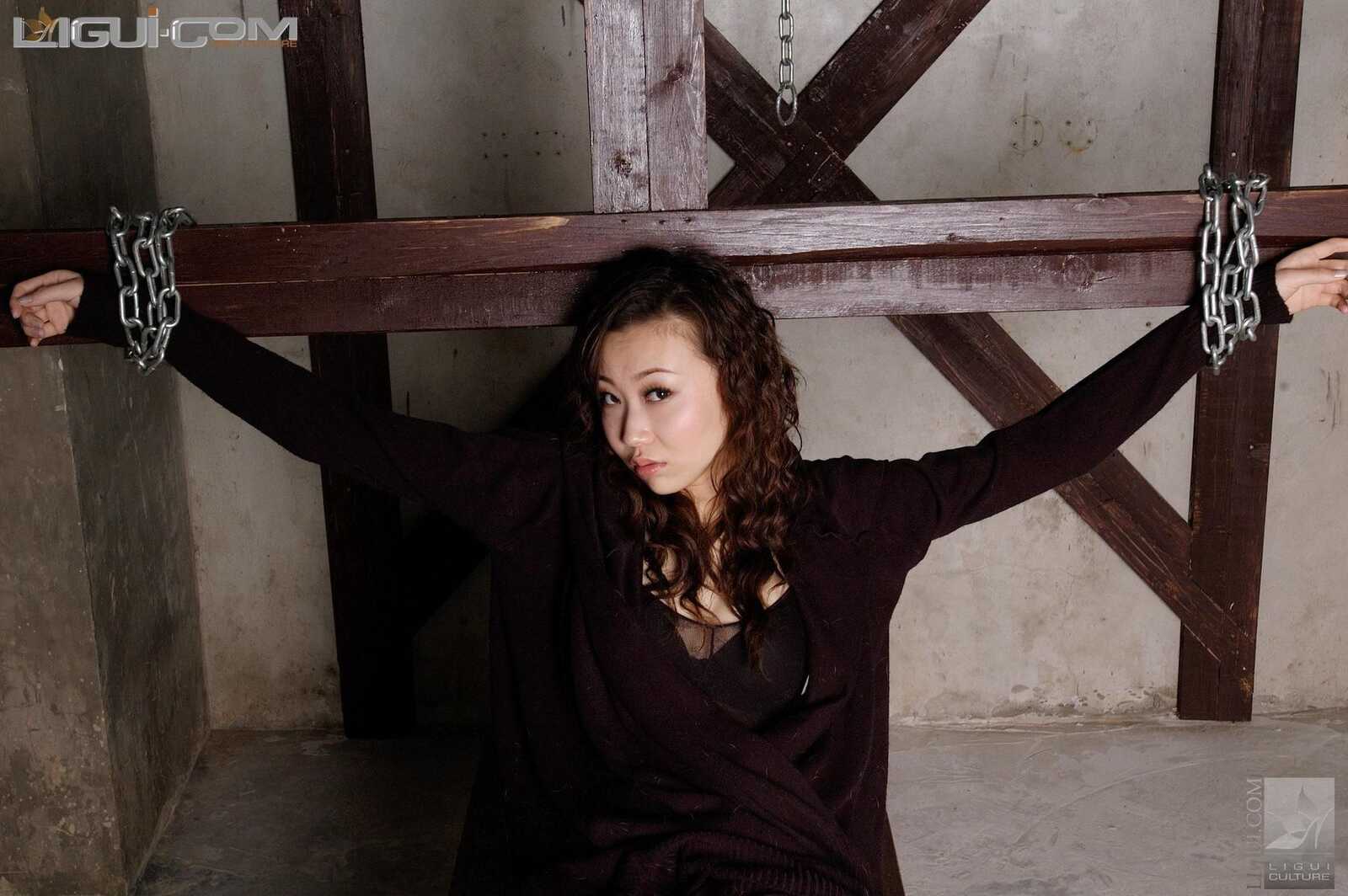 [丽柜美束LiGui] Model 露露《黑丝镣铐》丝足写真图第1张