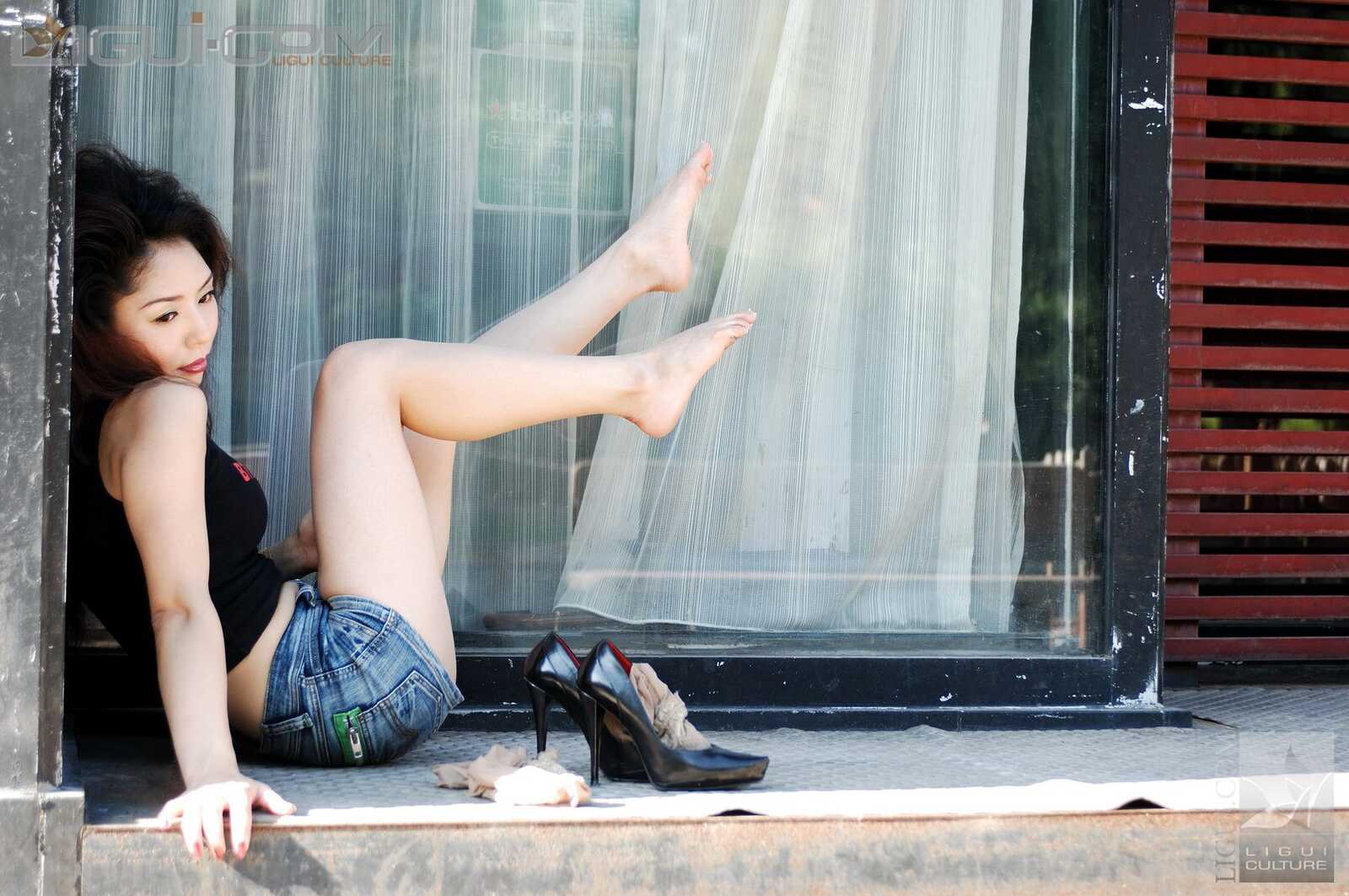 Model 冰清《牛仔和丝袜街拍》 [丽柜LiGui] 丝足写第2张